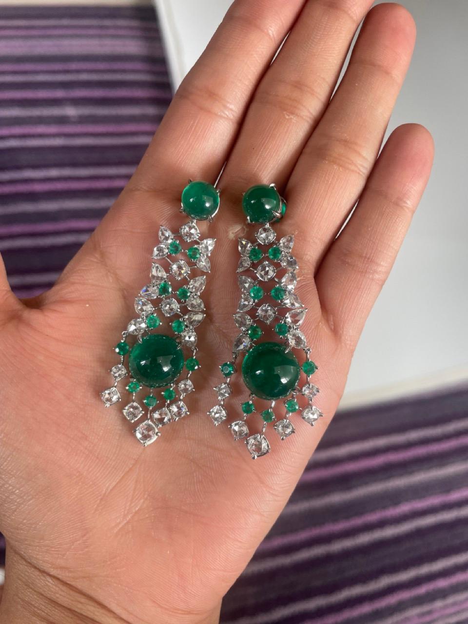 29.23 Karat sambischer Smaragd Cabochon Diamant-Ohrhänger im Angebot 2