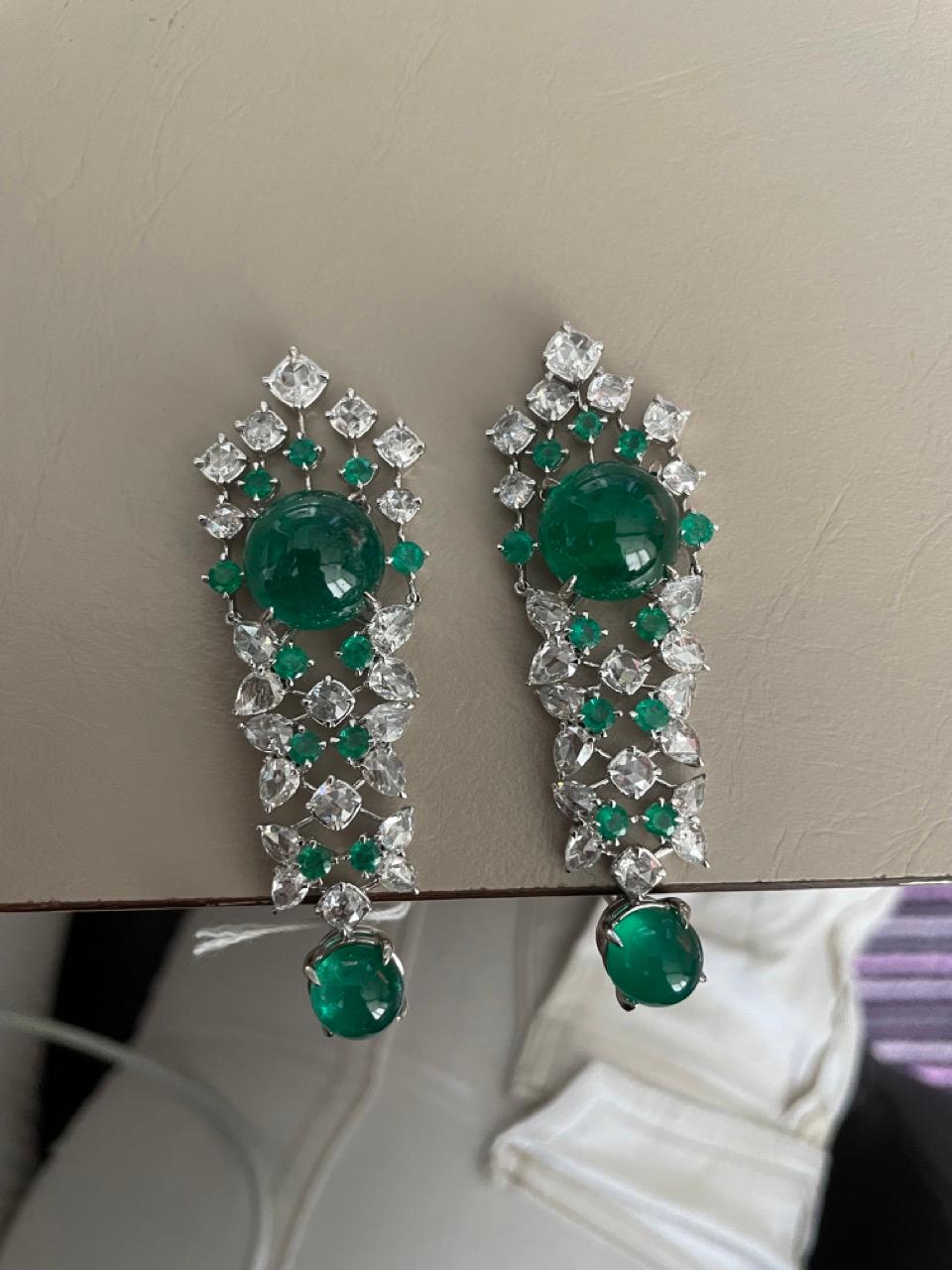 29.23 Karat sambischer Smaragd Cabochon Diamant-Ohrhänger im Angebot 3