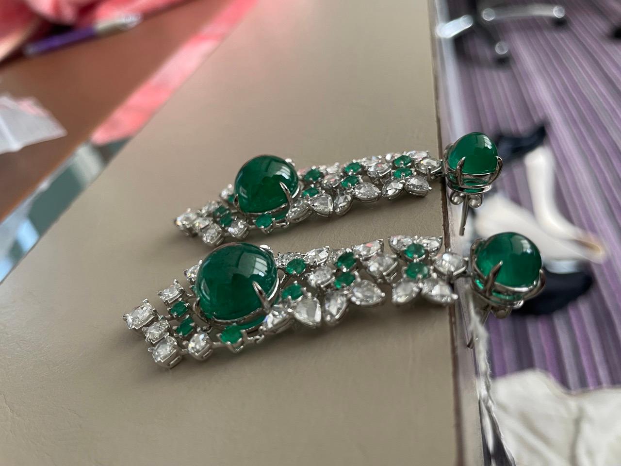 29.23 Karat sambischer Smaragd Cabochon Diamant-Ohrhänger im Angebot 4