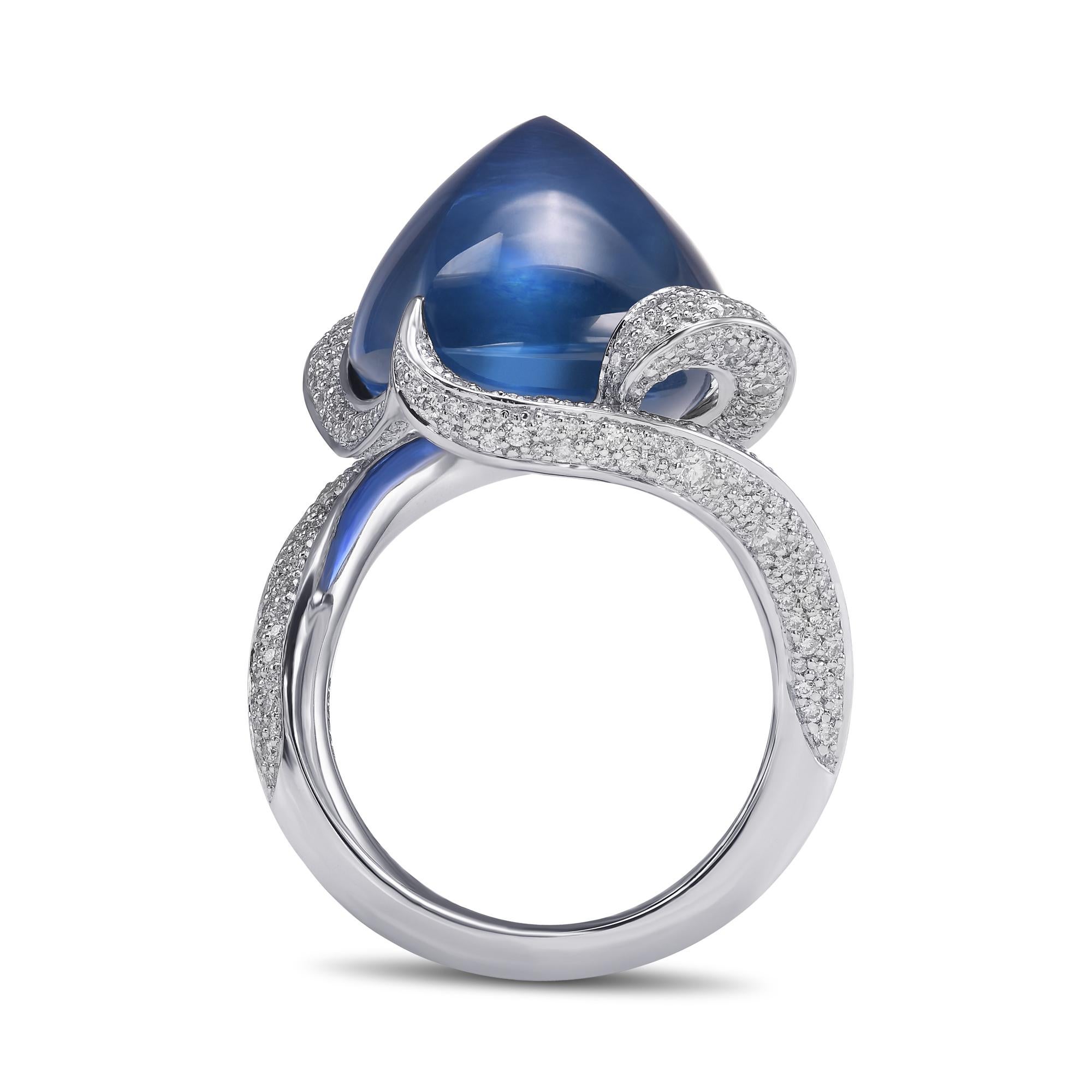 Disfruta de la elegancia real con Le Grand Bleu, un exquisito anillo de zafiro cabujón azul real y diamantes. Una rara gema antigua de Birmania, sin calentar, con un impresionante peso de 29,26 quilates y certificada por GIA y SSEF, ocupa el centro