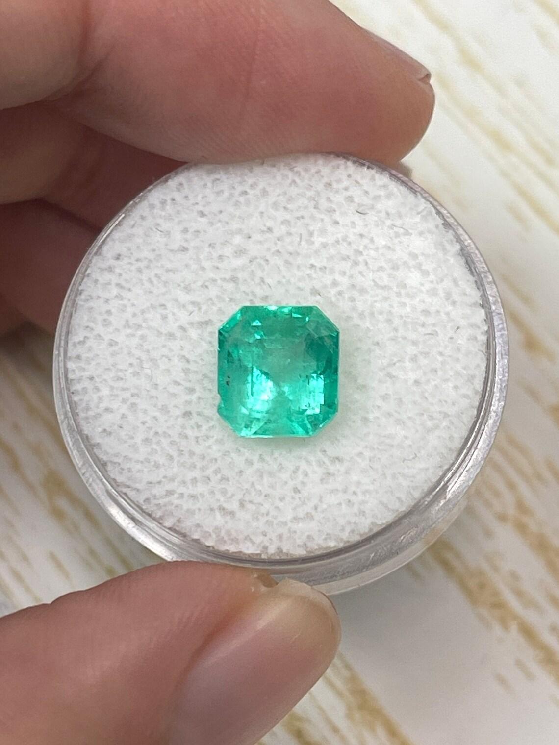 Piedra: Esmeralda
Peso: 2,92 quilates
Forma: Corte Asscher
Claridad: Semitransparente
Lustre: Bueno
Color: Verde medio
Medidas: 8,43 mm x 7,76 mm x 6,99 mm
Origen geográfico: Colombia
Tratamiento: Natural, Engrasado

Notas: Esta esmeralda tiene una