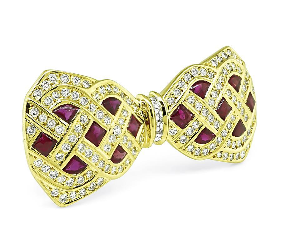 Se trata de un increíble alfiler de lazo de oro amarillo de 18 quilates. El alfiler está engastado con brillantes diamantes de talla redonda y esmeralda que pesan aproximadamente 2,05 ct. El color de estos diamantes es G-H con claridad VS. Los