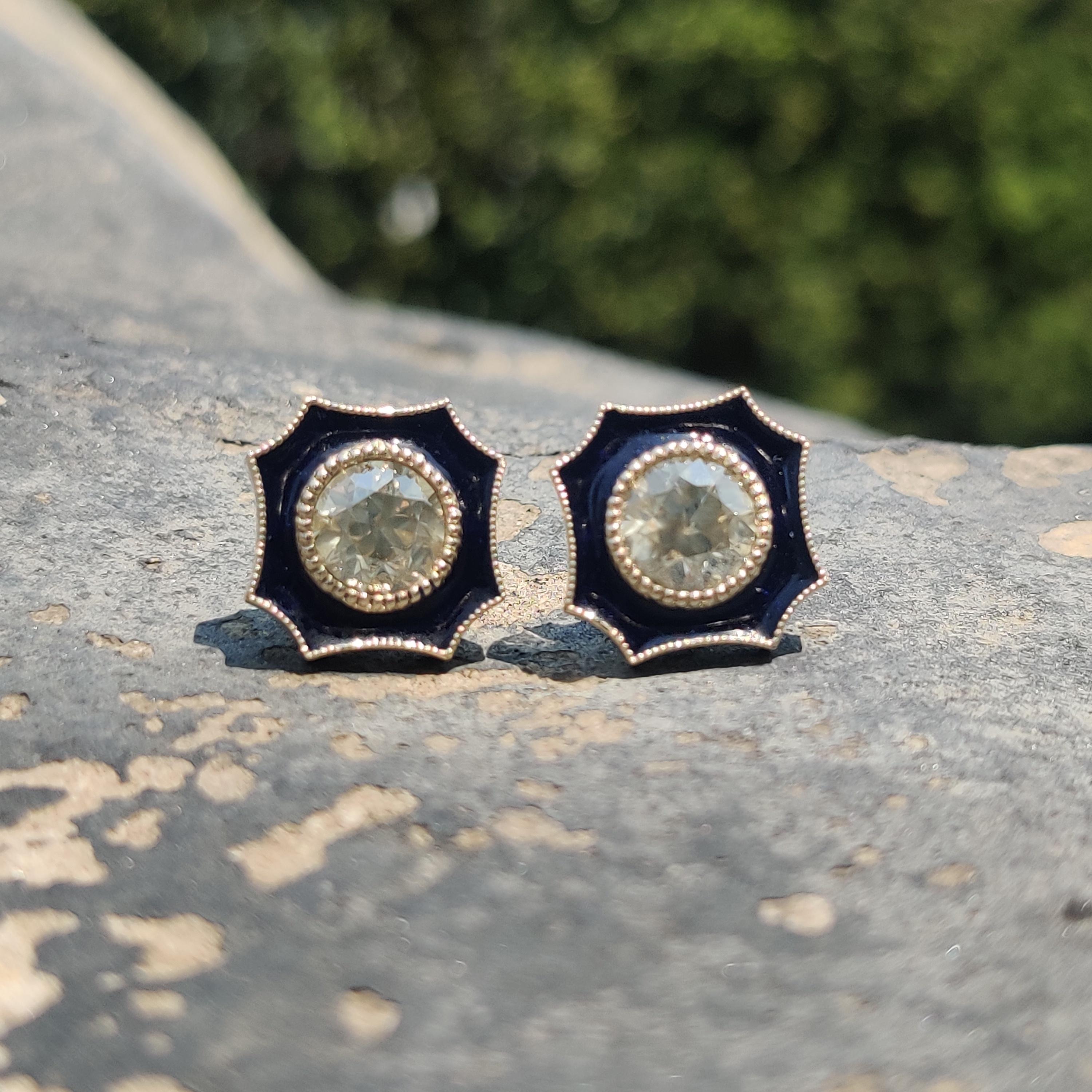 Ces délicats clous d'oreilles en diamant présentent une combinaison rare et précieuse de beauté et de sophistication, avec les plus beaux diamants taillés à l'ancienne d'un poids total de 2,93 carats. Ce bijou intemporel a été spécialement fabriqué