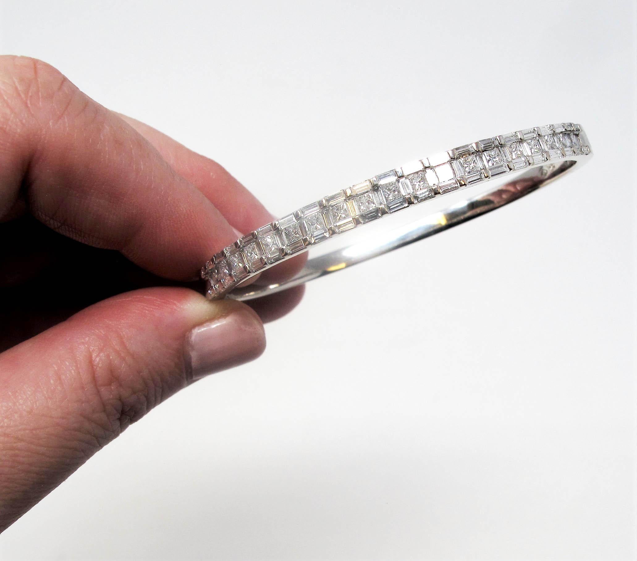 Baguette and Princess Cut Diamond Hinged Oval Bangle Bracelet in 18 Karat Gold For Sale 2
