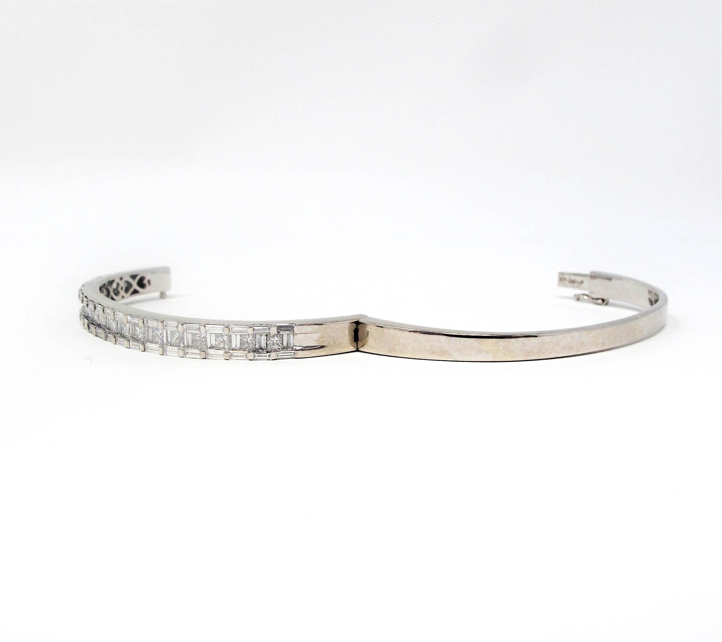 Baguette and Princess Cut Diamond Hinged Oval Bangle Bracelet in 18 Karat Gold In Good Condition For Sale In Scottsdale, AZ
