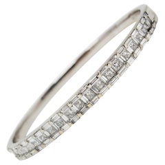 Pulsera brazalete oval con bisagra de diamantes talla baguette y princesa en oro de 18 quilates