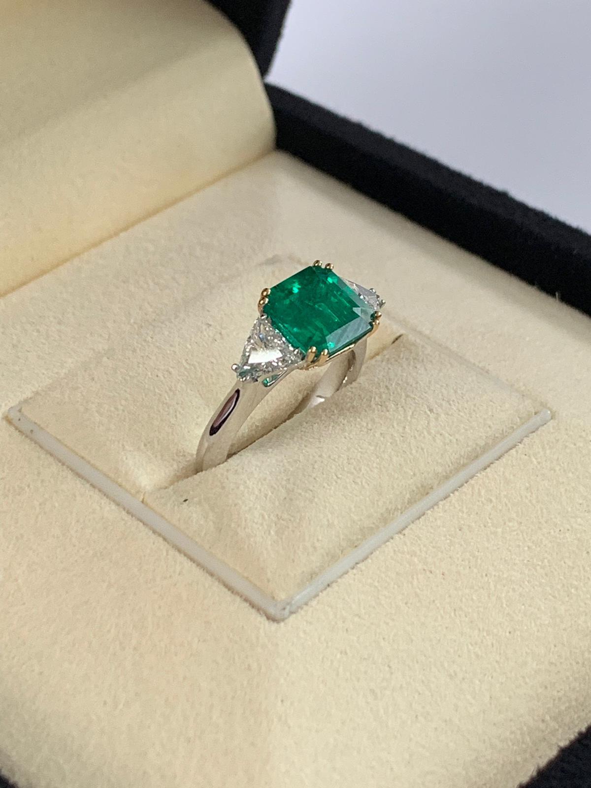 2.93 Carat Colombian Emerald and Diamond Ring In New Condition In Great Neck, NY
