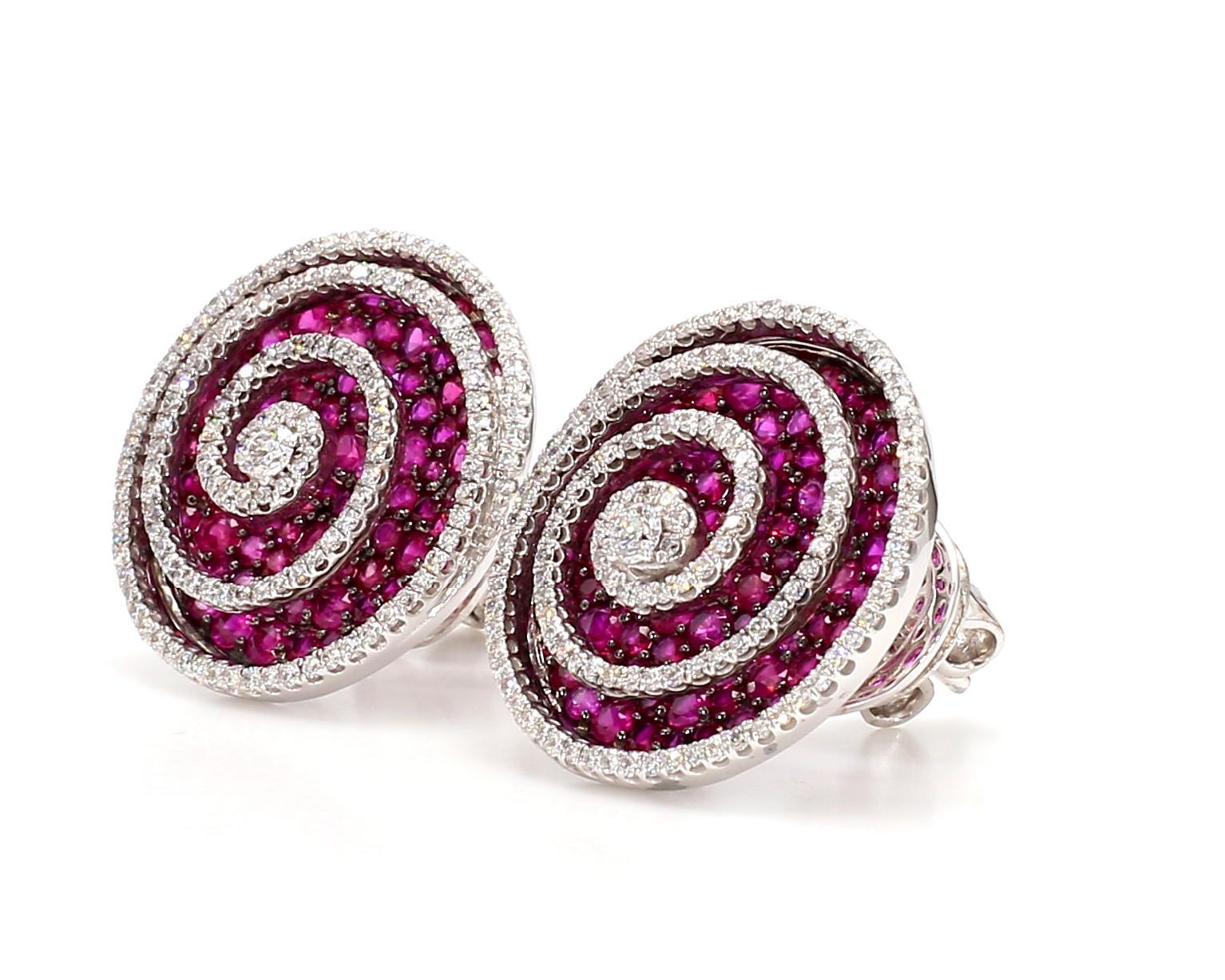 Gli orecchini Swirly sono un'aggiunta straordinaria a qualsiasi collezione di gioielli. Questi orecchini sono caratterizzati da un design unico e vorticoso che aggiunge un tocco di eleganza e charme a qualsiasi abbigliamento. Le borchie sono