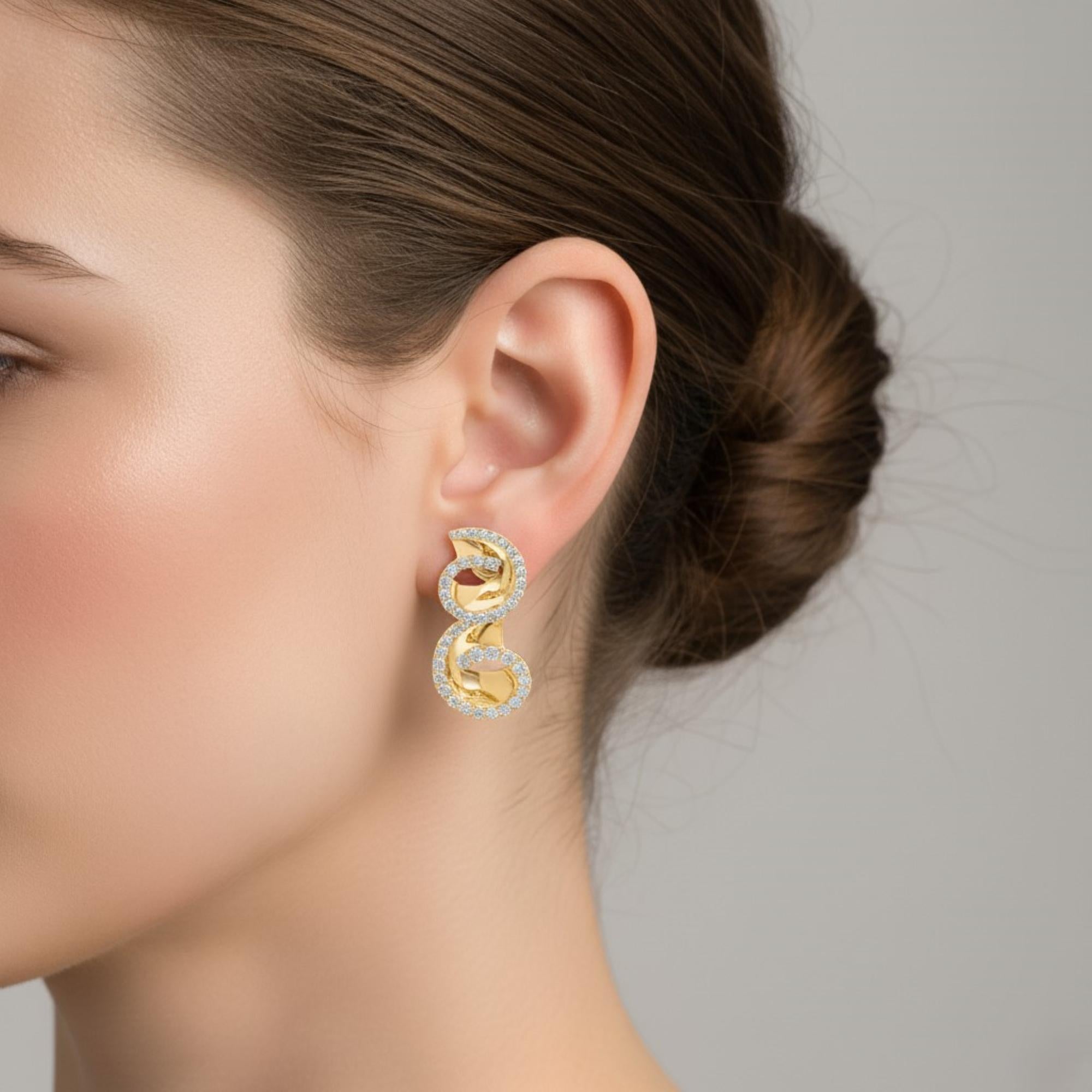 Boucles d'oreilles design en or jaune 18 carats avec diamants ronds de 2,93 carats SI/H
Les boucles d'oreilles sont conçues en forme de double courbe ou de 