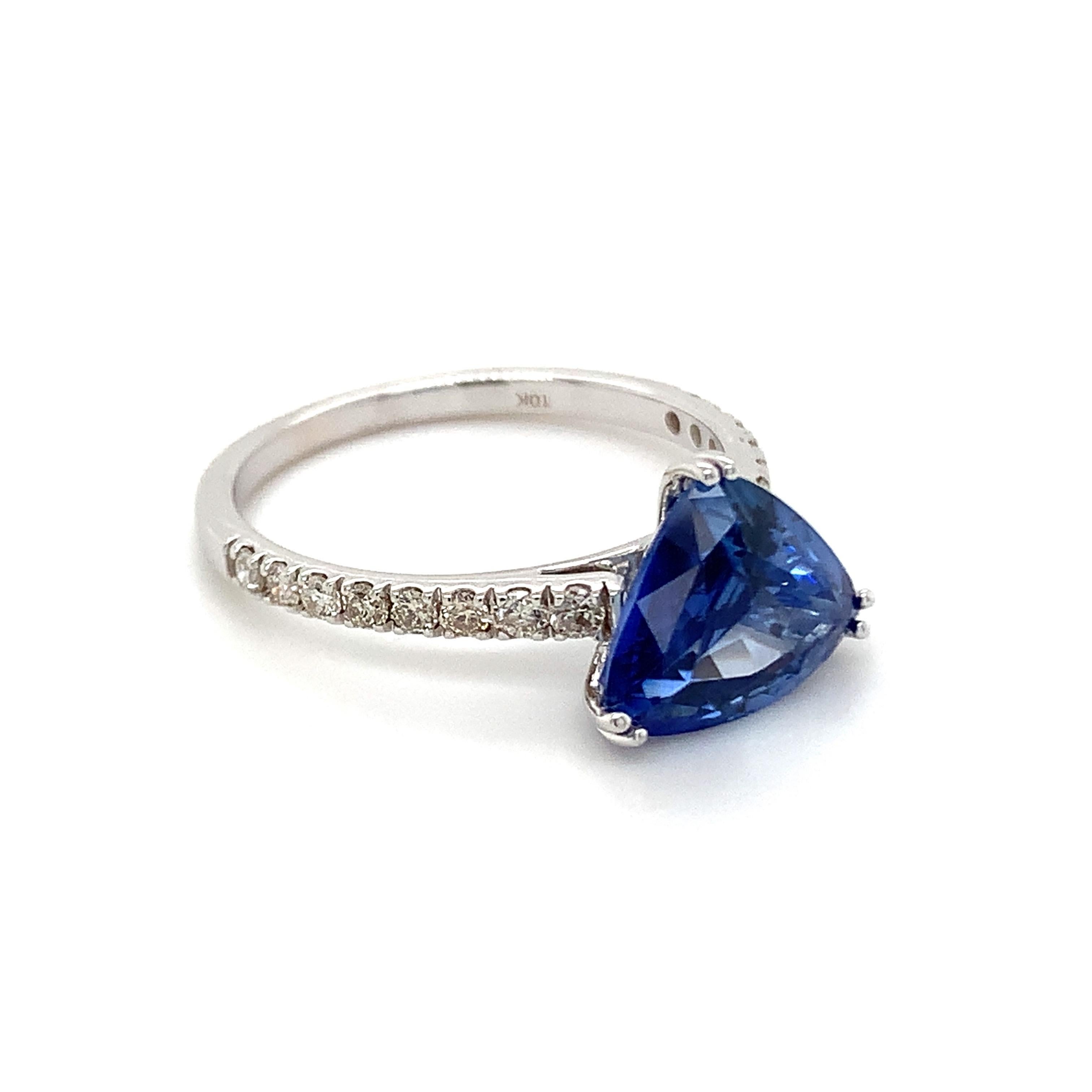 Saphir bleu de forme trillion magnifiquement travaillé dans une bague en or blanc 10K avec des diamants naturels.

Pierre de naissance très précieuse du mois de septembre, d'un bleu ravissant. On pense qu'ils apportent chance et fortune dans la vie.