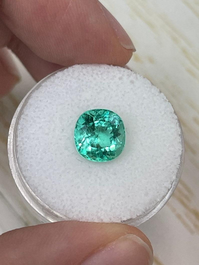 Stein: Smaragd
Gewicht: 2,93 Karat
Form: Kissenschliff
Klarheit: Transparent
Lüster: Ausgezeichnet
Farbe: Mittelgrün
Abmessungen: 8,70 mm x 8,44 mm x 6,76 mm
Geografische Herkunft: Kolumbien
Behandlung: Natürlich, Ölen

Bemerkungen: Aufgrund der