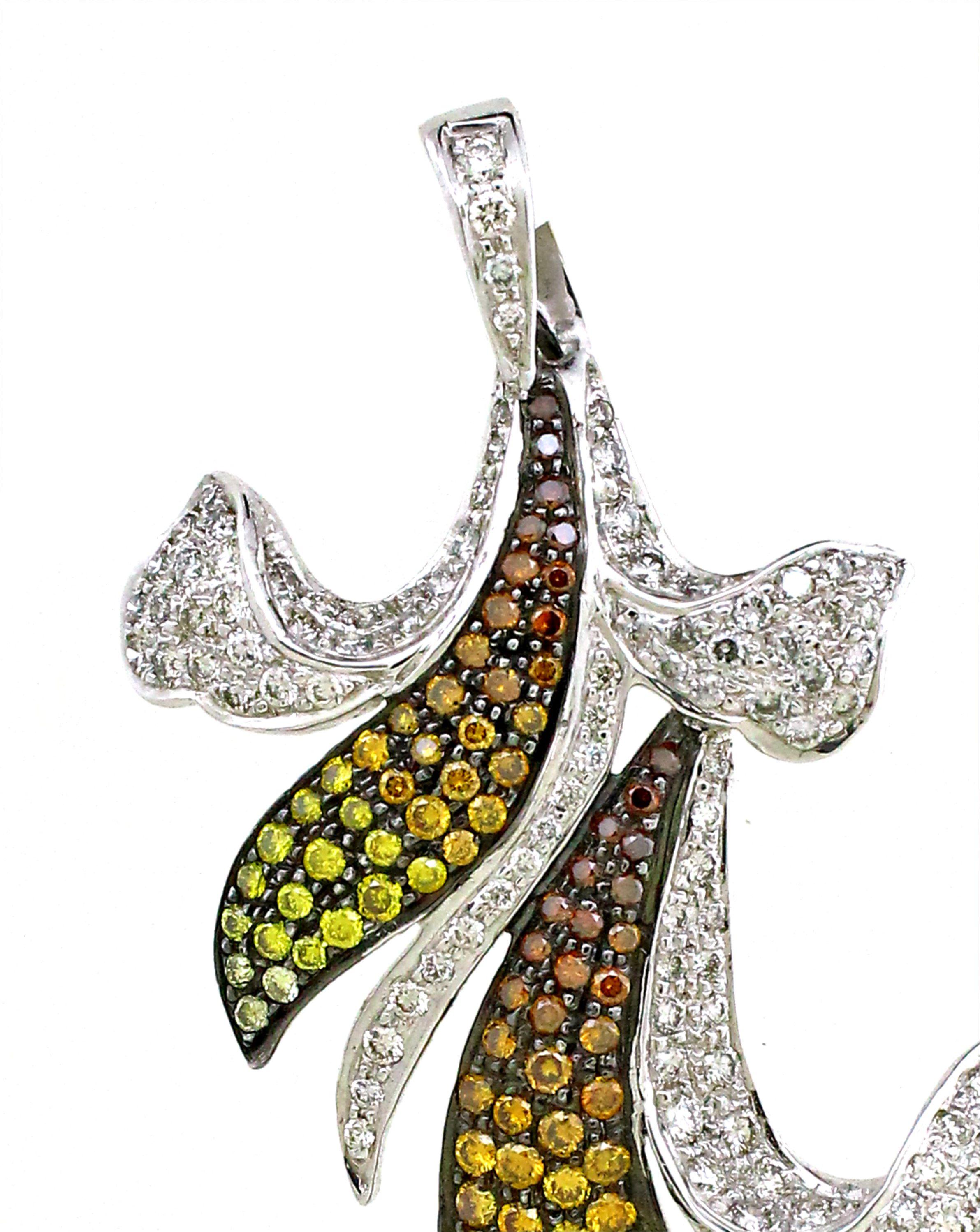 Questo ciondolo, che emana un fascino etereo, è una testimonianza di raffinata maestria e bellezza naturale. Realizzato in oro bianco 18 carati, con un peso di 10,9 grammi, il suo design trae ispirazione dal fascino delicato delle foglie, catturando