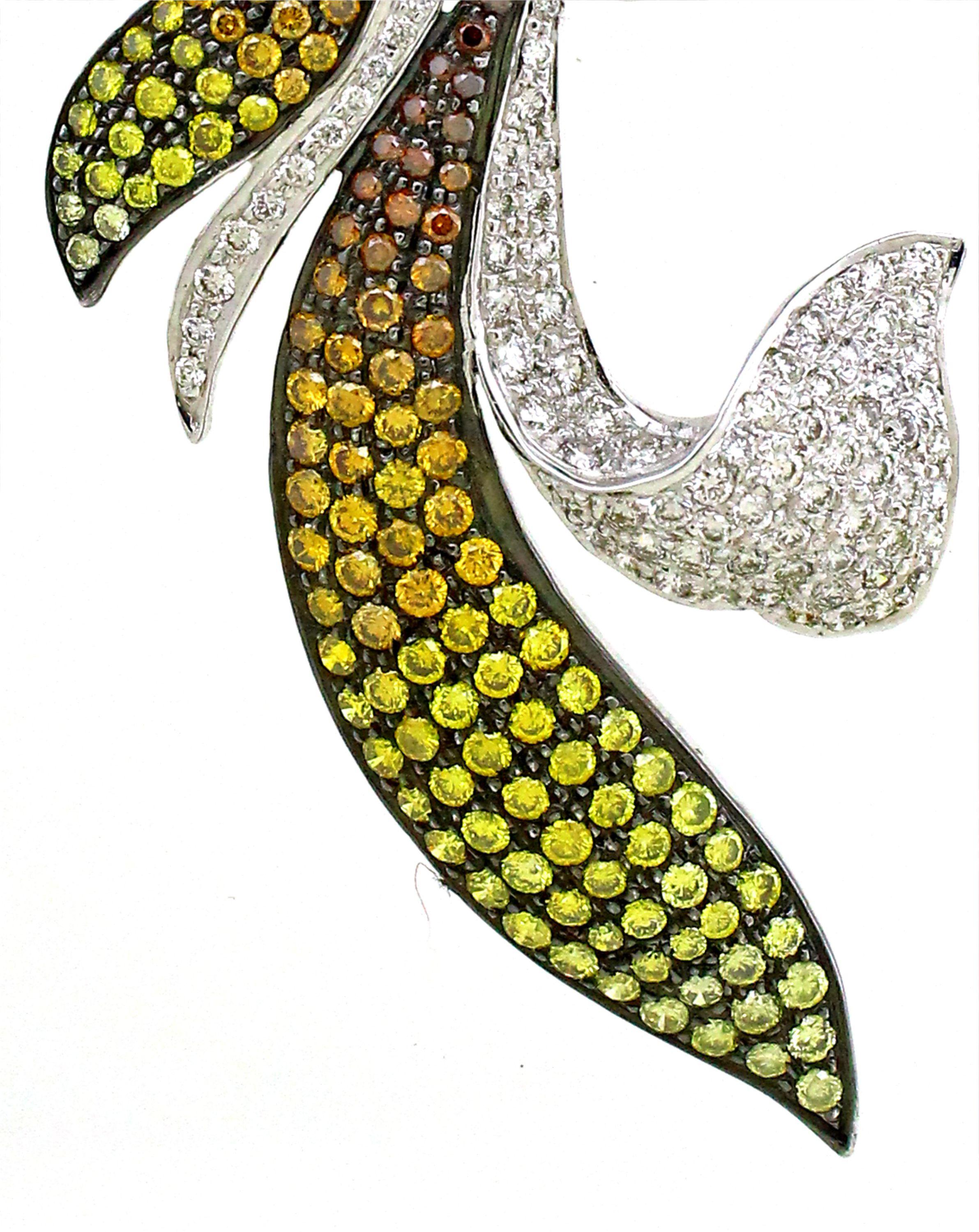 Modern 2.93 carats of diamond leaf  pendant For Sale