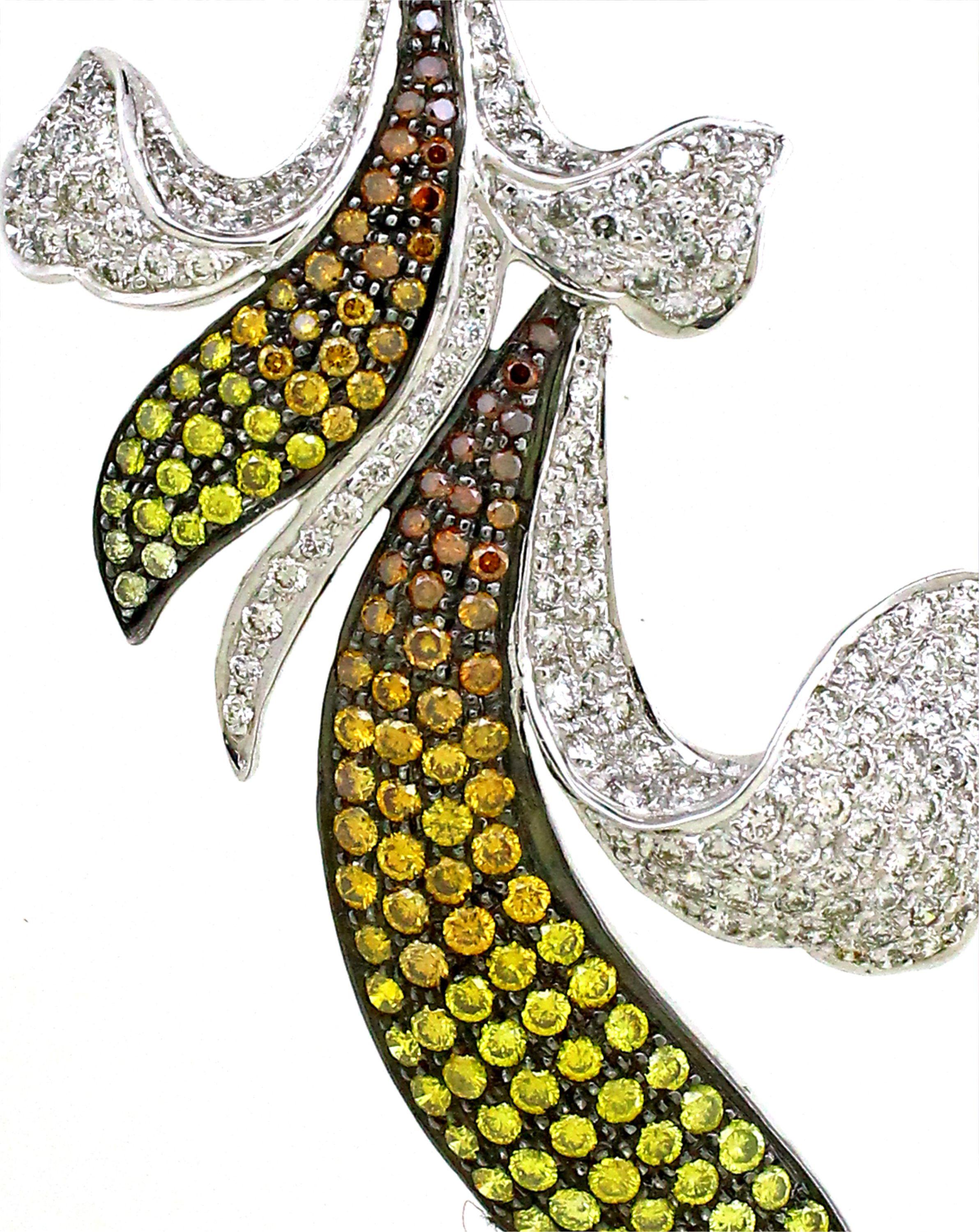 Round Cut 2.93 carats of diamond leaf  pendant For Sale
