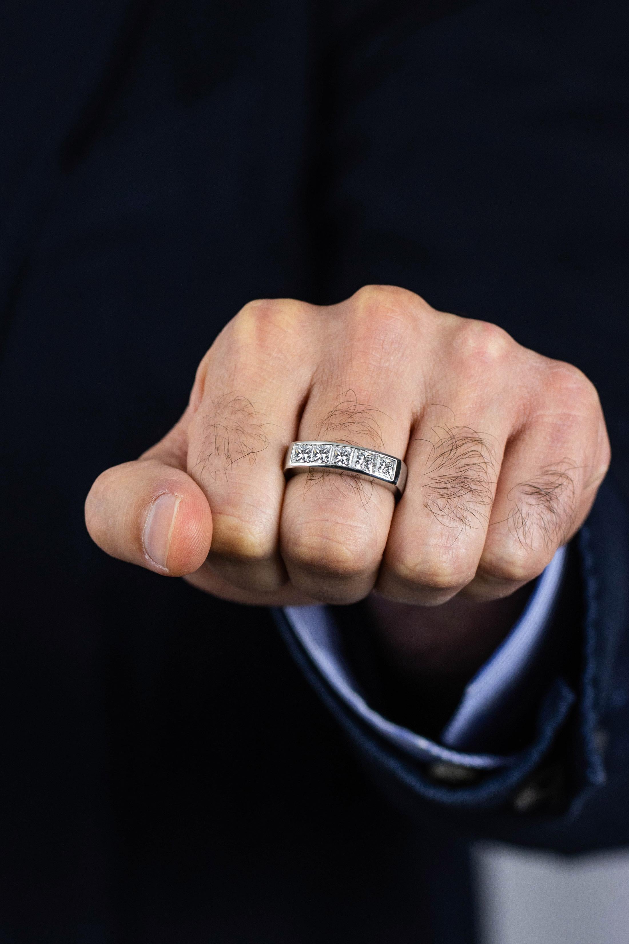 2,93 Karat insgesamt Prinzessinnenschliff Diamant Fünf Stein Herren-Hochzeitsring aus Platin (Zeitgenössisch) im Angebot