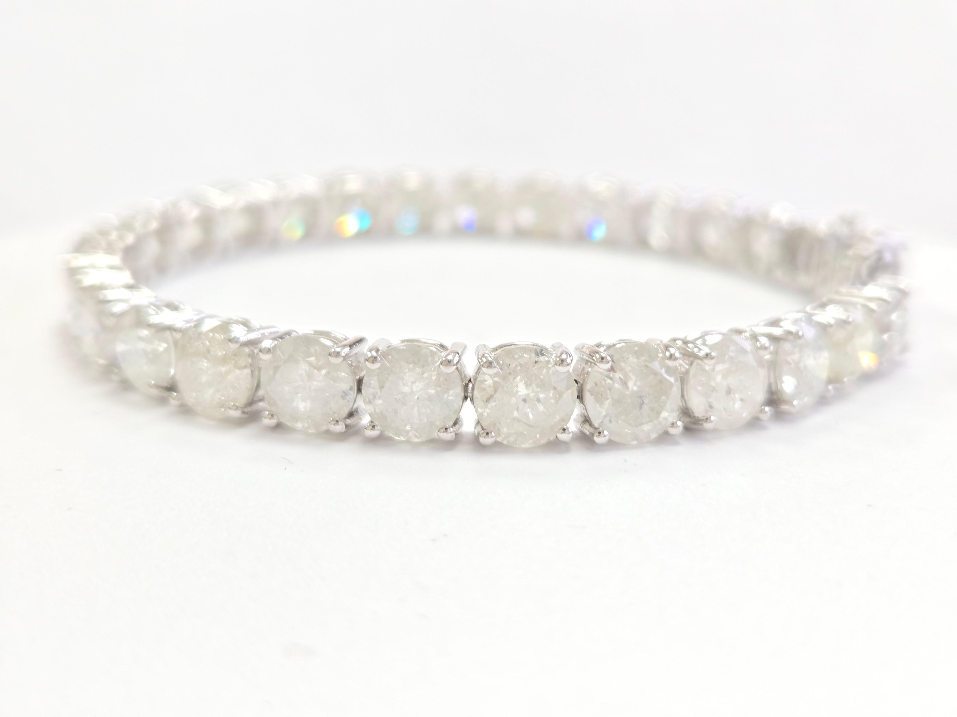 Wunderschönes Qualitäts-Tennisarmband, weiße Diamanten im runden Brillantschliff mit ausgezeichnetem Glanz!
14 Karat Weißgold im klassischen Vierzack-Stil für maximale Lichtbrillanz.

Länge: 7 Zoll
Farbpalette: H
Klarheitsbereich: I2
Breite: 6,3 mm
