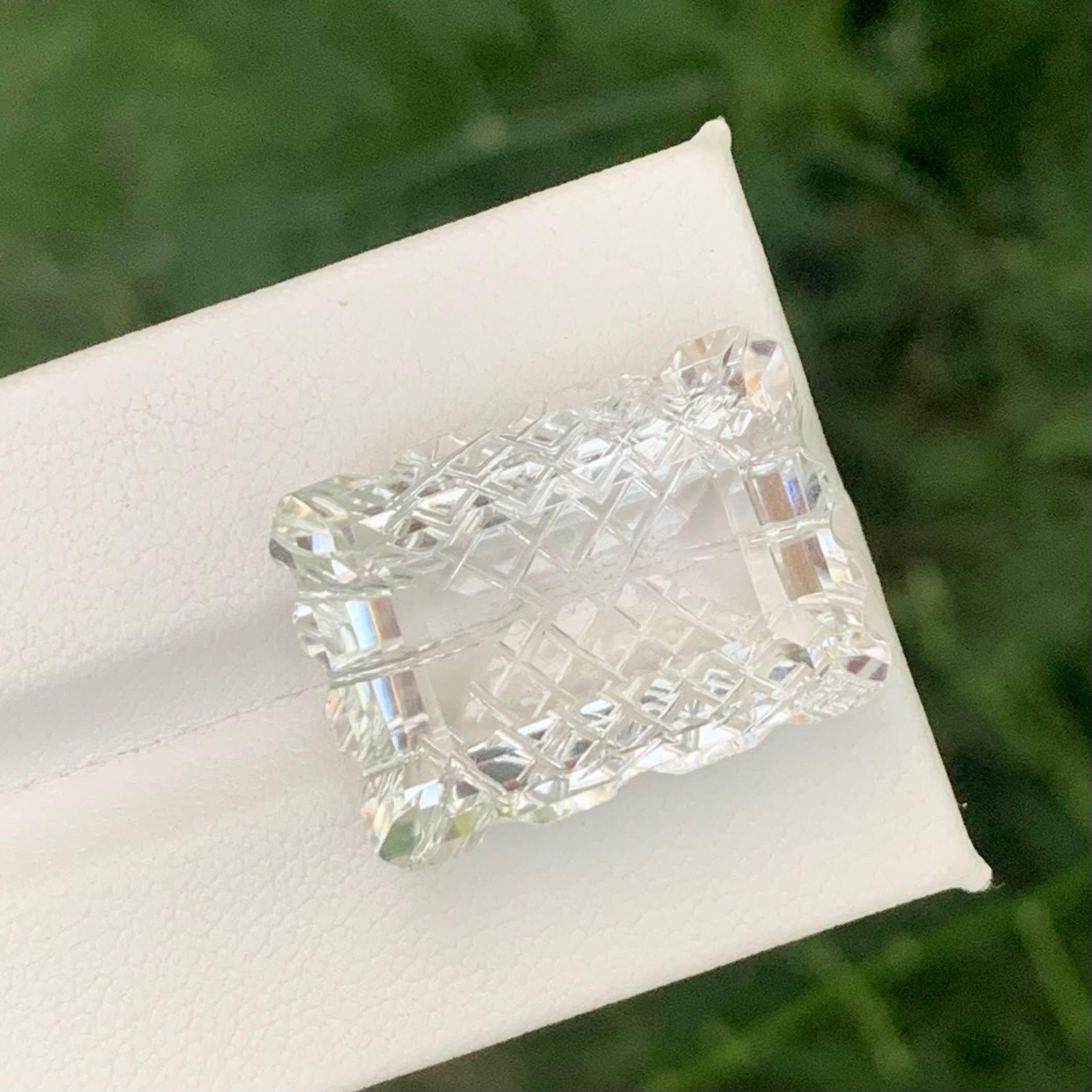 29.30 Carat Natural Loose Fancy Carved Quartz For Jewellery Pakistani Gemstone en vente 3