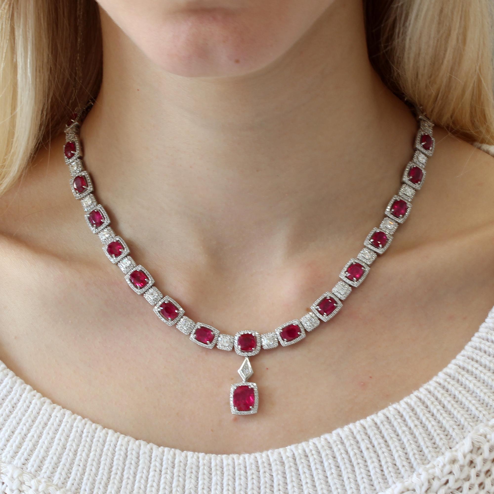 29.36 Carat Ruby Necklace Set in 18 Karat In New Condition For Sale In New York, NY