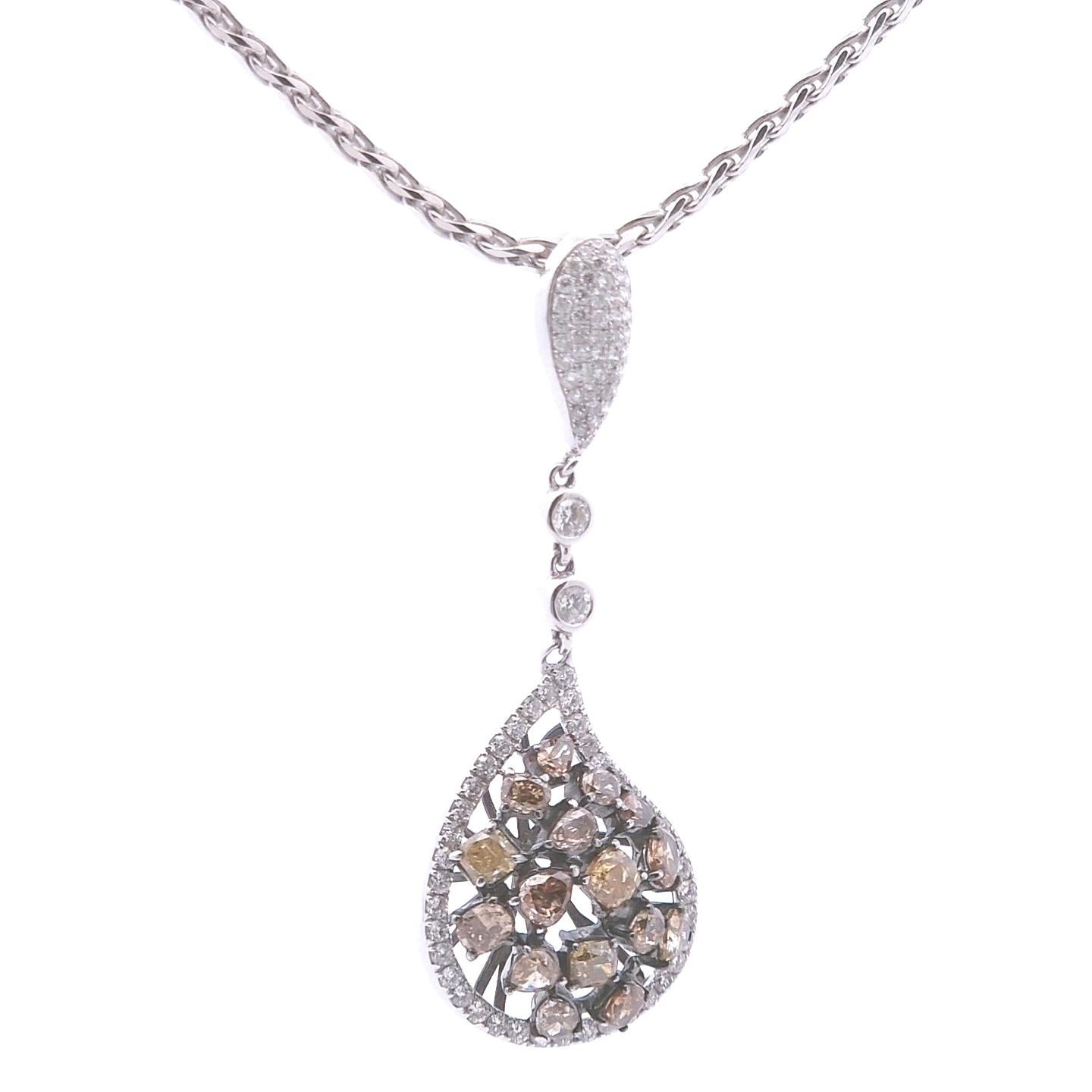 Élevez votre élégance avec ce pendentif en diamant fantaisie de 2,93ct. Cette pièce luxueuse présente un éventail de diamants de couleur fantaisie totalisant 2,01 ct, magnifiquement complétés par 0,92 ct de diamants blancs étincelants. Serti de