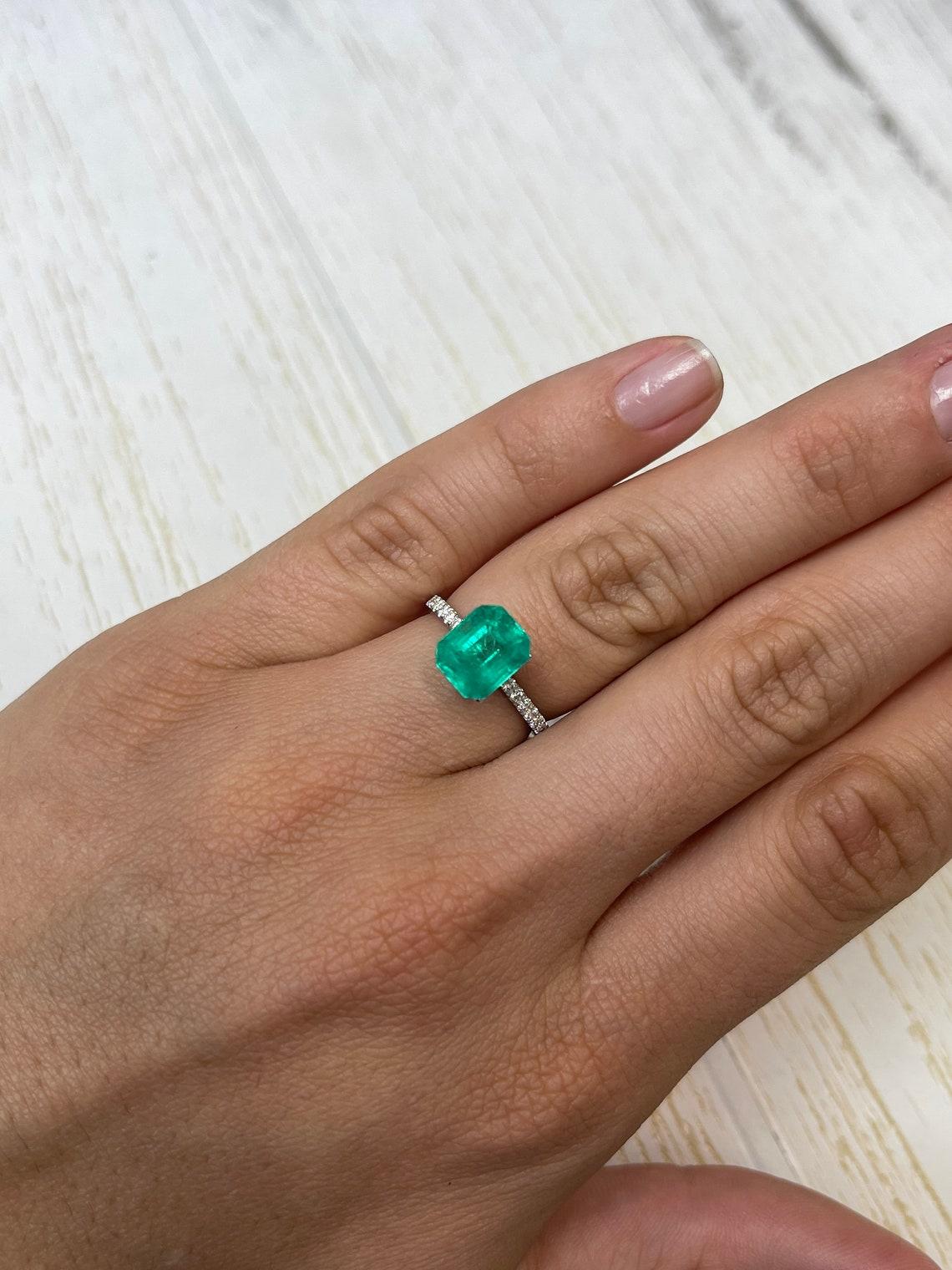 2,93 ct Impresionante gema Muzo verde colombiana talla esmeralda 9x8 genuina del mes de mayo en venta 1