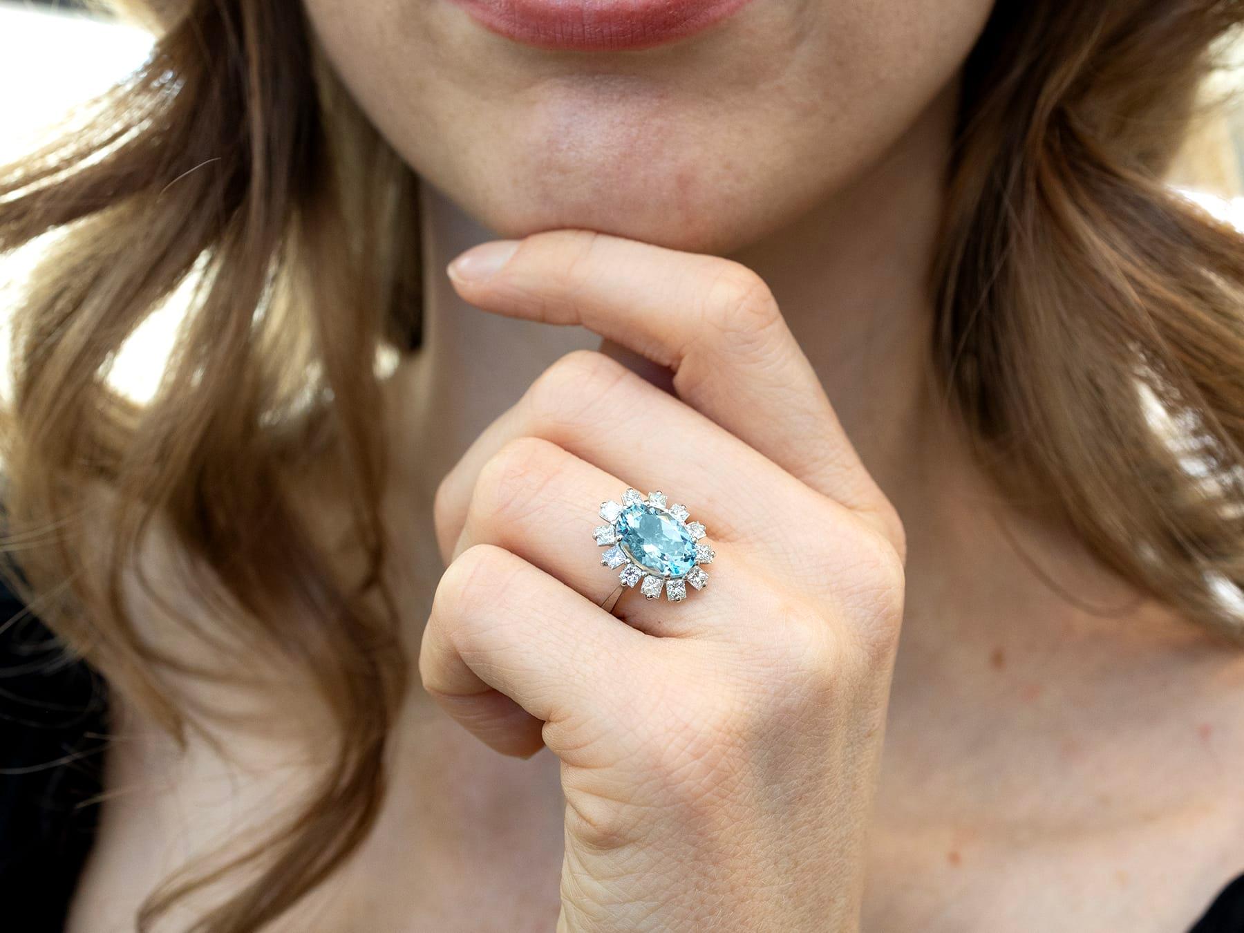 Taglio ovale Anello di fidanzamento in platino con acquamarina da 2,94 carati e diamante da 1,10 carati in vendita