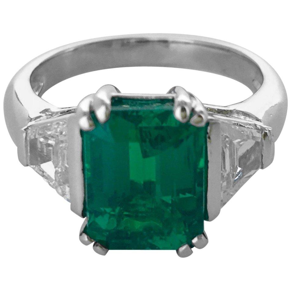 Art Deco 2.60 Carat Colombian Emerald Diamond and Platinum French Ring