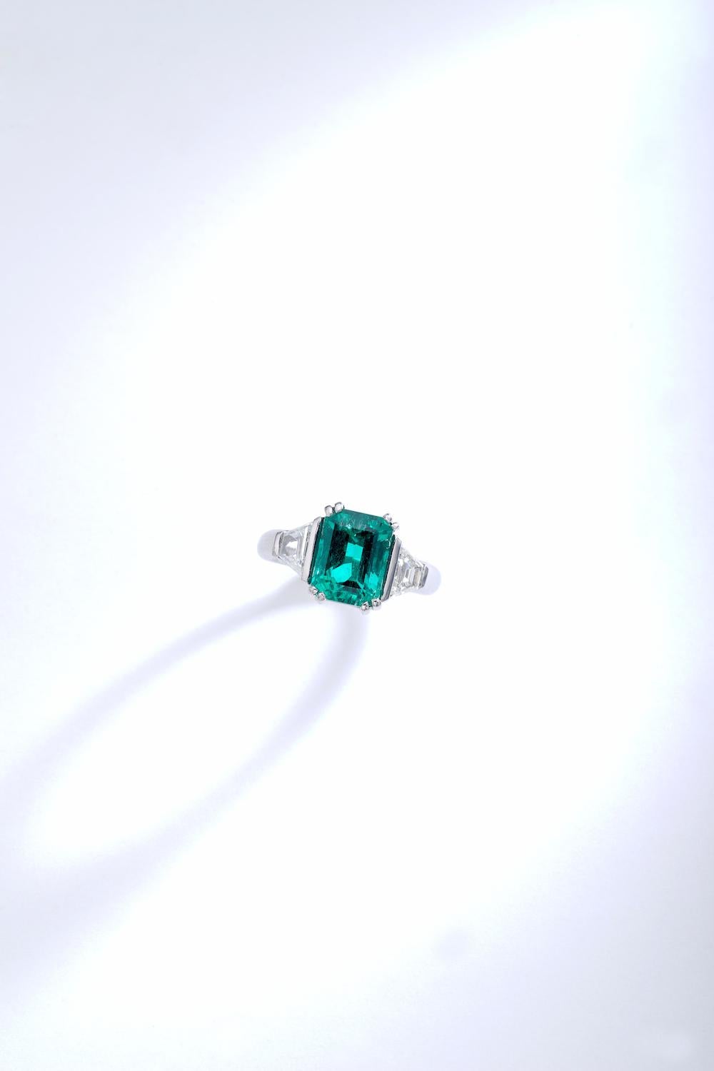 Stunning Emerald of a very very good quality. Colombian and Minor oil. The color and clarity are almost perfect. The mounting is in platinum and French. Elegant with two diamonds on each side (approximately 1.00 carat total).

The Emerald is