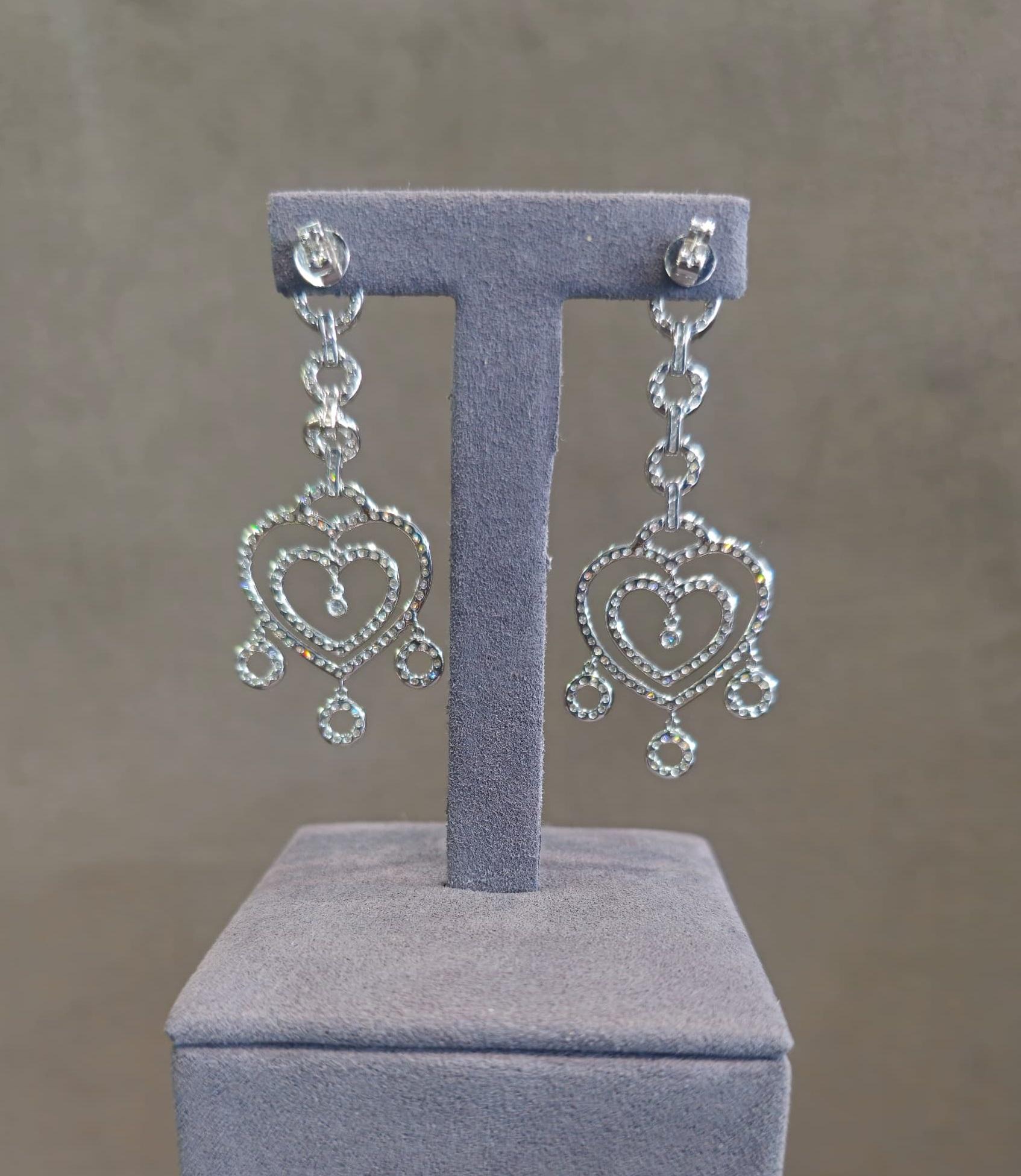 Orecchini pendenti con diamante a cuore in oro bianco 18K - Il romanticismo in ogni goccia

Aggiungi un tocco d'amore al tuo look. Questi orecchini pendenti in oro bianco 18 carati presentano delicati disegni a forma di cuore ornati da brillanti