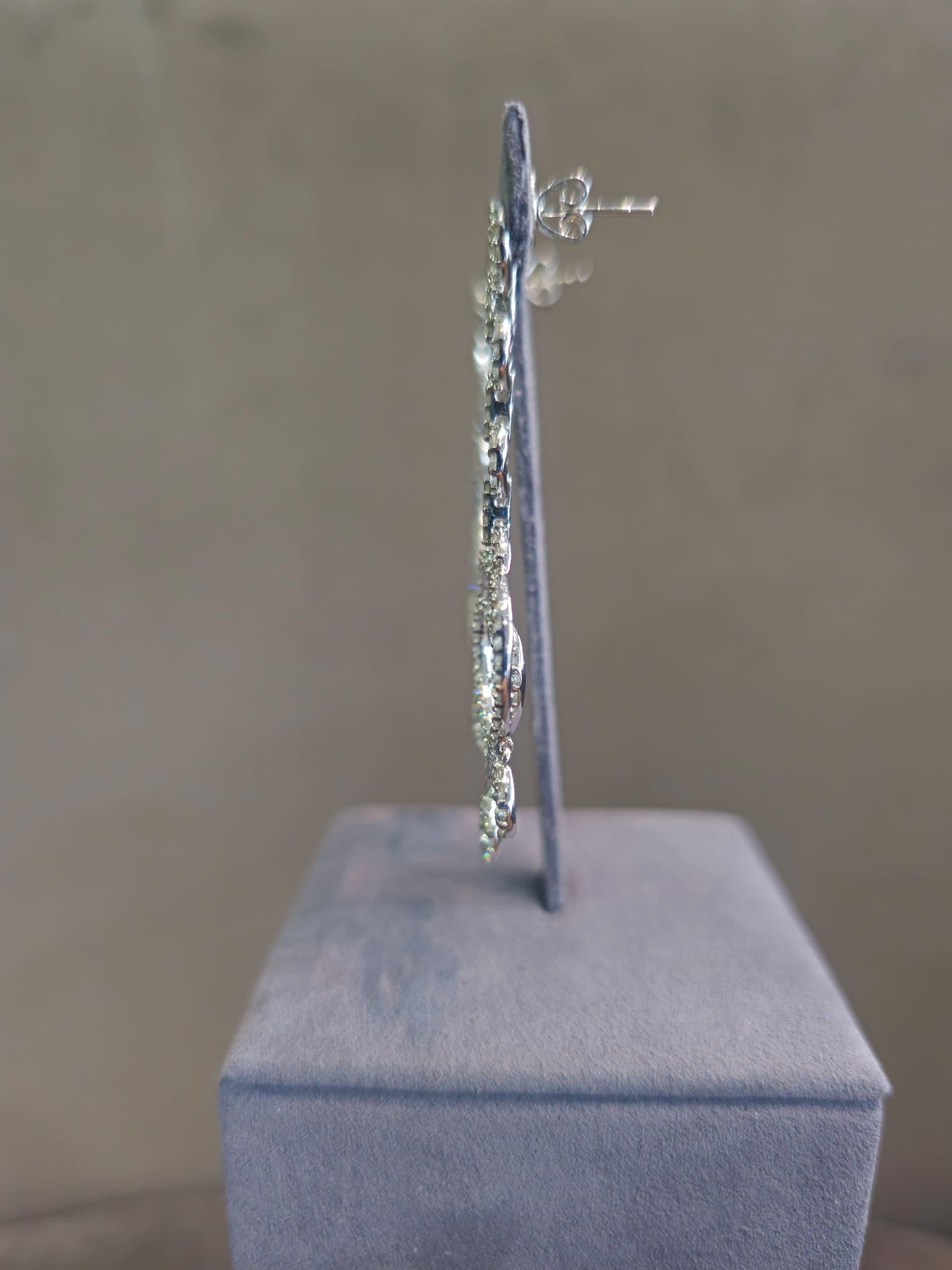 Moderno Orecchini pendenti con diamanti da 2.94 carati in vendita