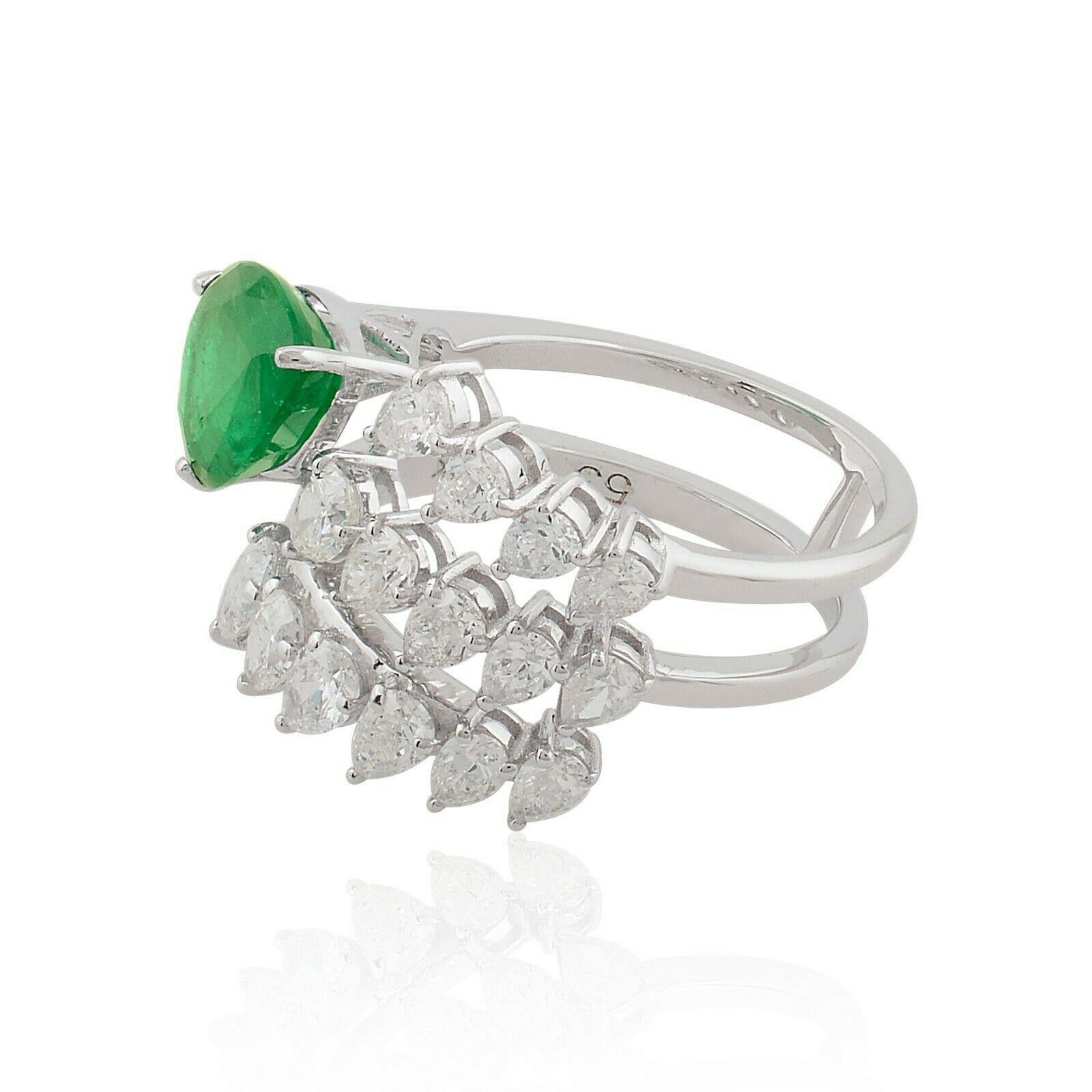 Pear Cut 2.94 Carat Emerald 1.82 Carats Diamond 14 Karat Gold Ring For Sale