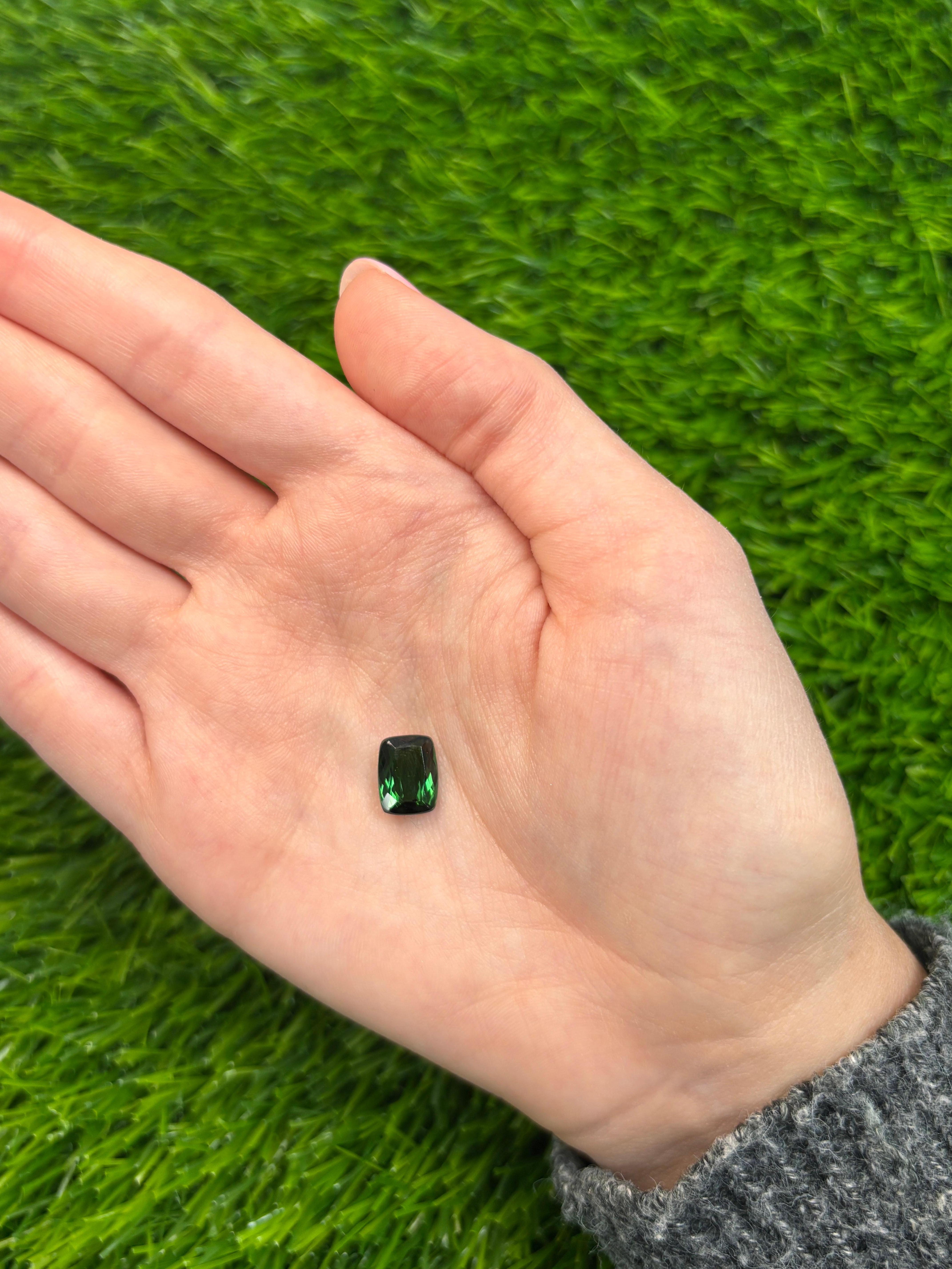 Dieser außergewöhnliche natürliche gr�üne Turmalin von 2,94 Karat hat einen satten waldgrünen Farbton und eine wunderschön geschliffene Smaragdform (10,3 x 7,9 mm), die seine Brillanz und Tiefe noch verstärkt. Mit seiner exzellenten Klarheit und