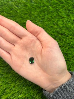 Gemma sfusa di 2,94 carati con taglio smeraldo, naturale, di colore verde bosco intenso.