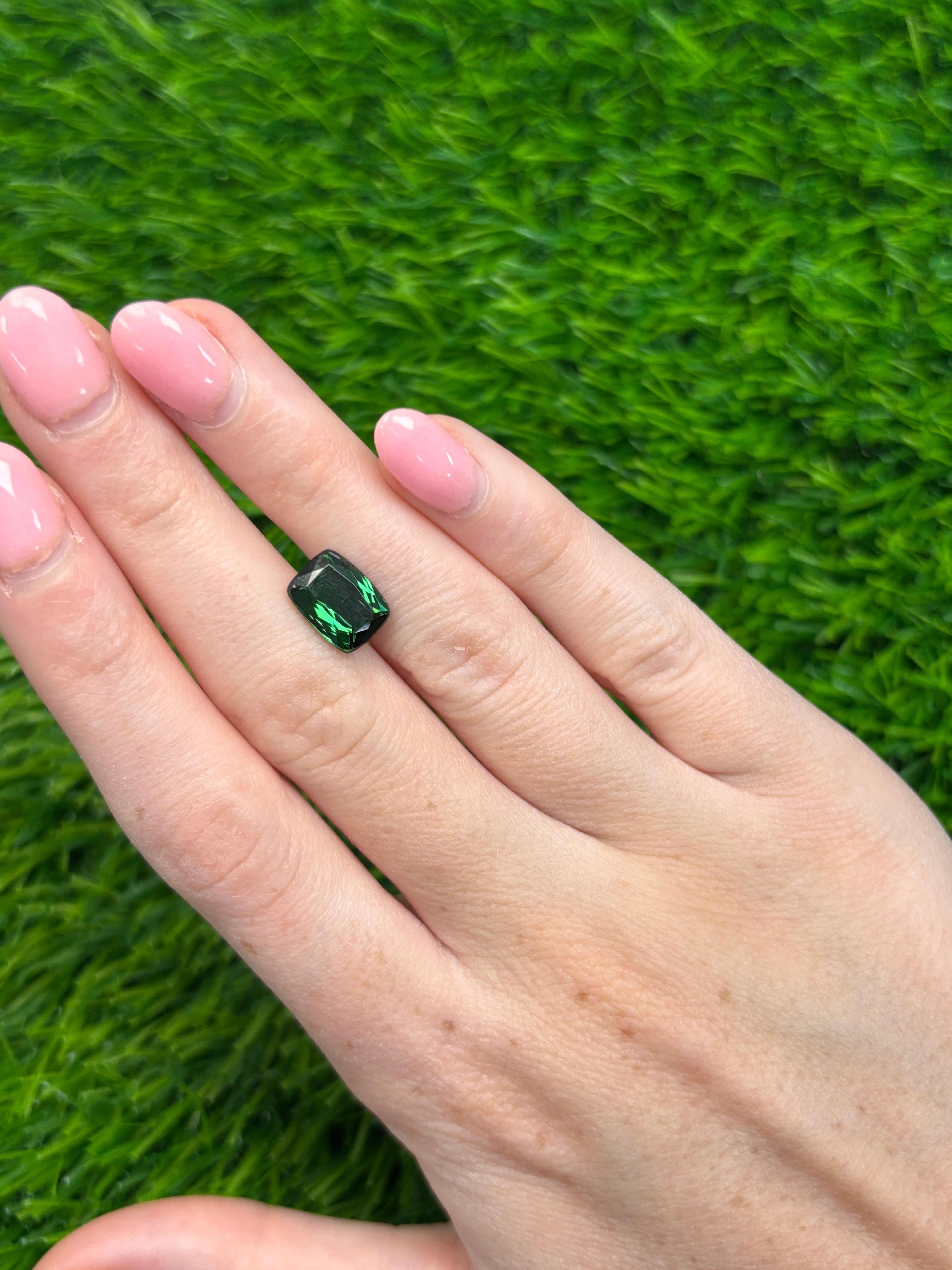 2,94 Karat Smaragd-Schliff Natürlicher Tiefwaldgrüner Turmalin Loser Edelstein (Zeitgenössisch) im Angebot