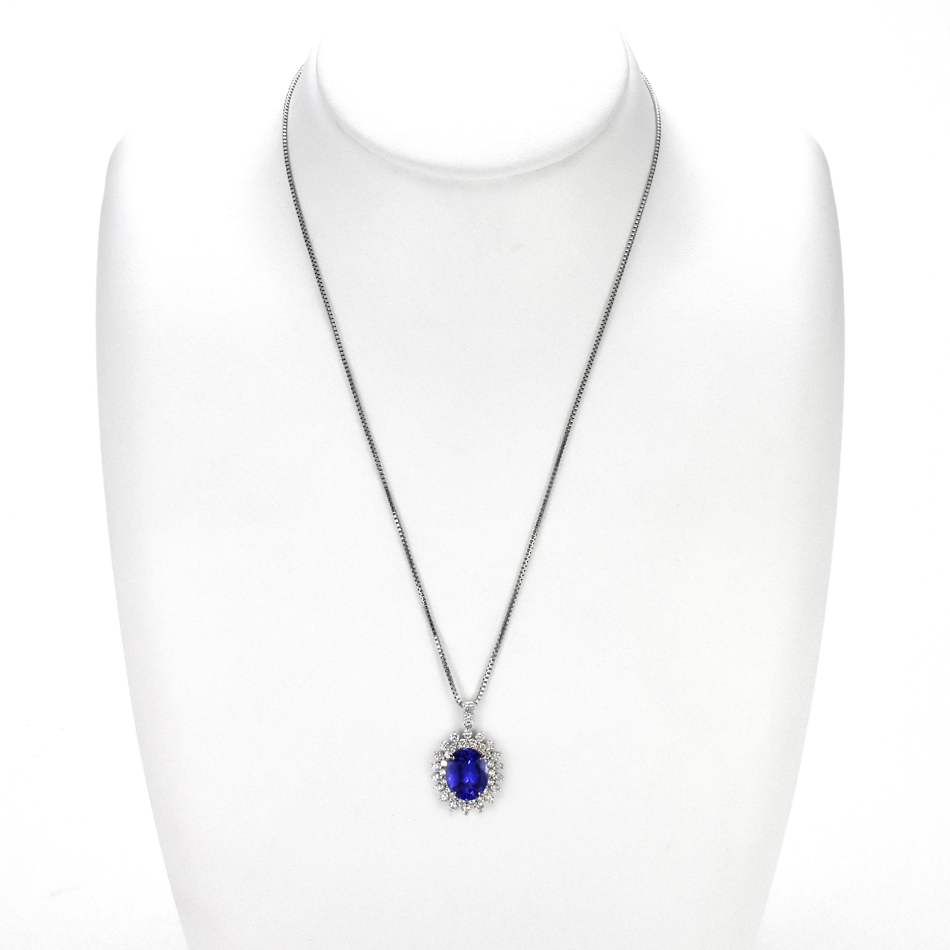 Un bellissimo pendente con una tanzanite naturale da 2,94 carati e accenti di diamanti da 0,81 carati incastonati in Nature. Il nome della tanzanite è stato dato da Tiffany & Co. in onore della sua unica fonte conosciuta: La Tanzania. La tanzanite