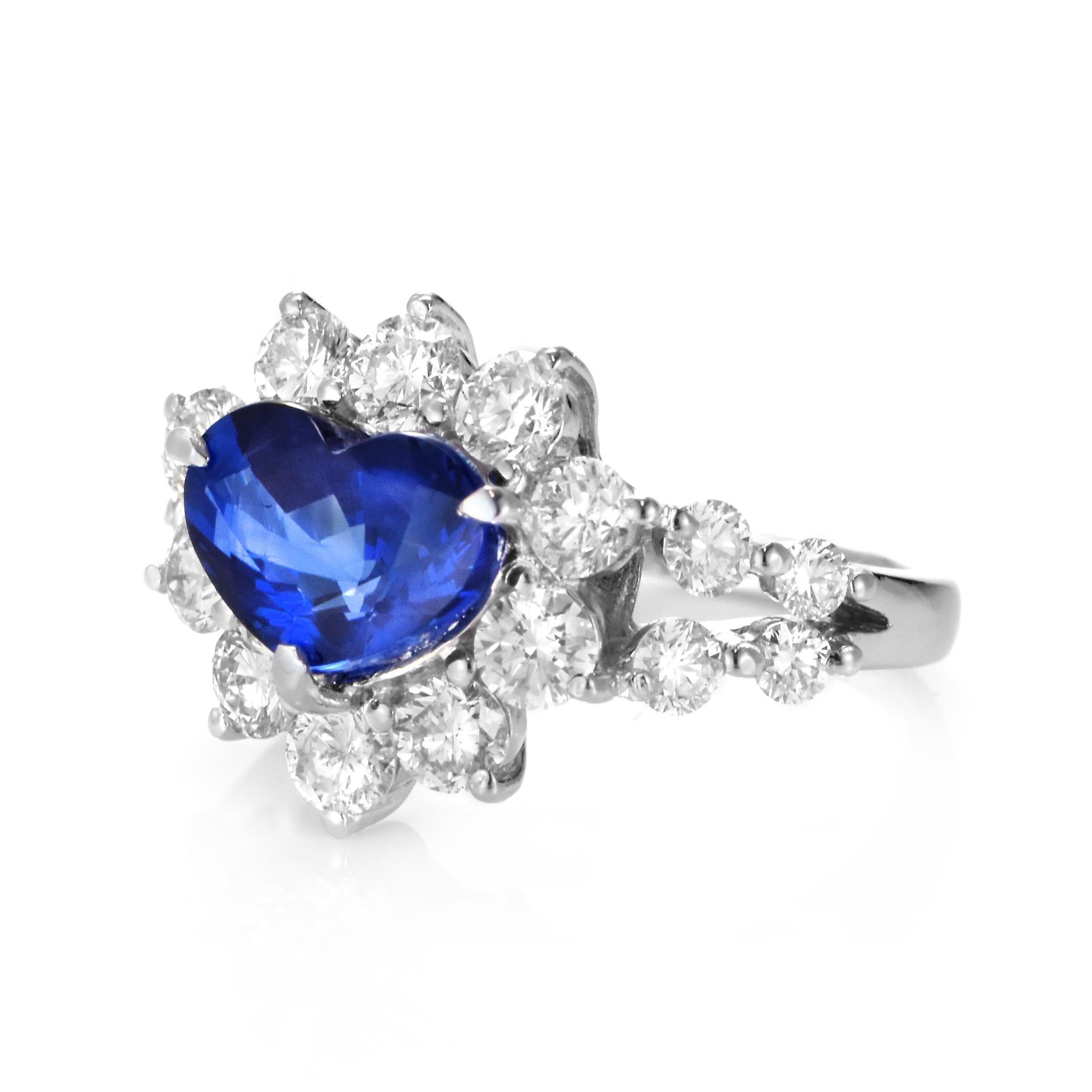 Ein wunderschöner Ring mit einem 2,94 Karat schweren natürlichen Saphir und 1,67 Karat Diamanten in Platin gefasst. Saphire haben eine außergewöhnliche Haltbarkeit - sie zeichnen sich durch Härte, Zähigkeit und Beständigkeit aus, was sie zu einem