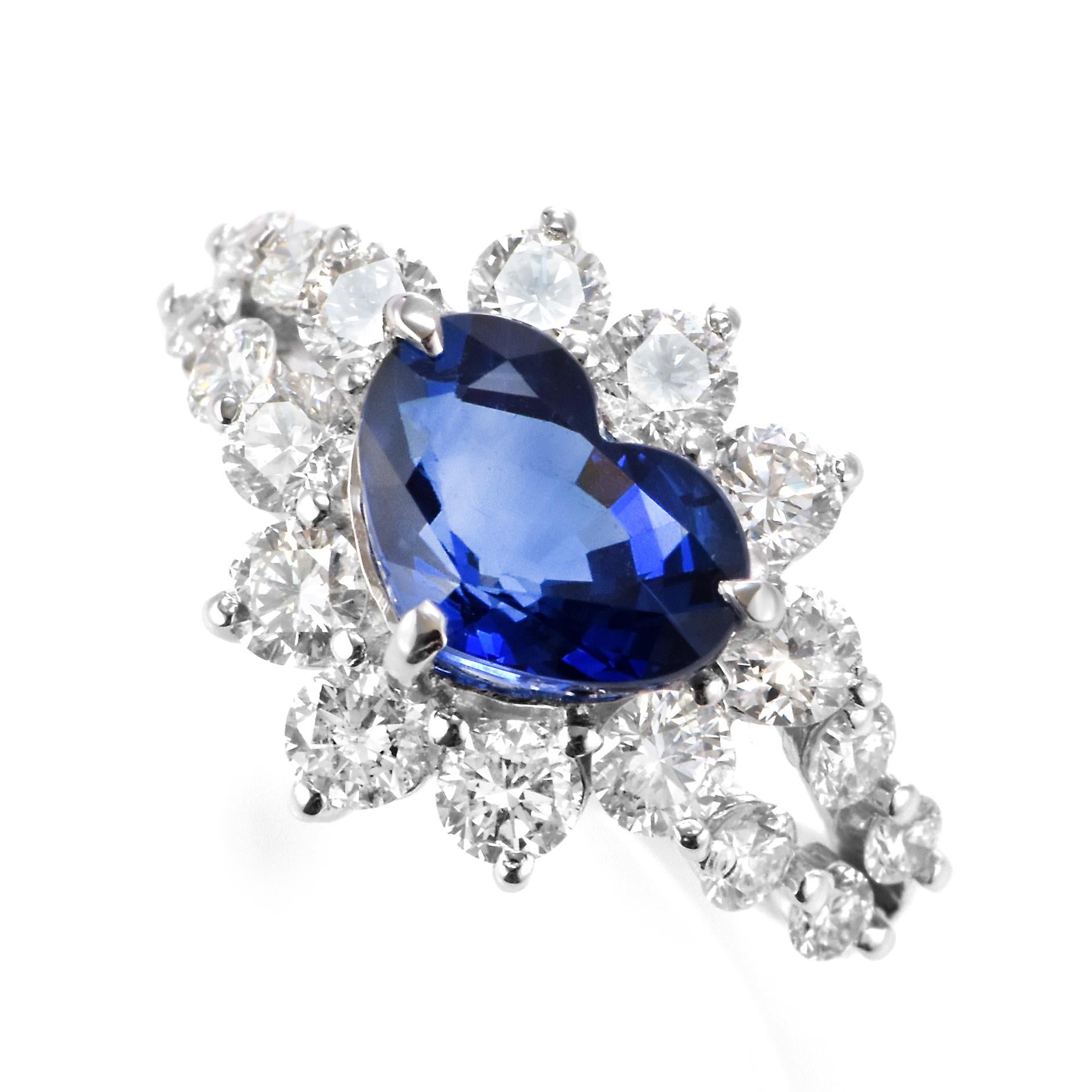 Ring aus Platin mit 2,94 Karat natürlichem Saphir und Diamant (Herzschliff) im Angebot