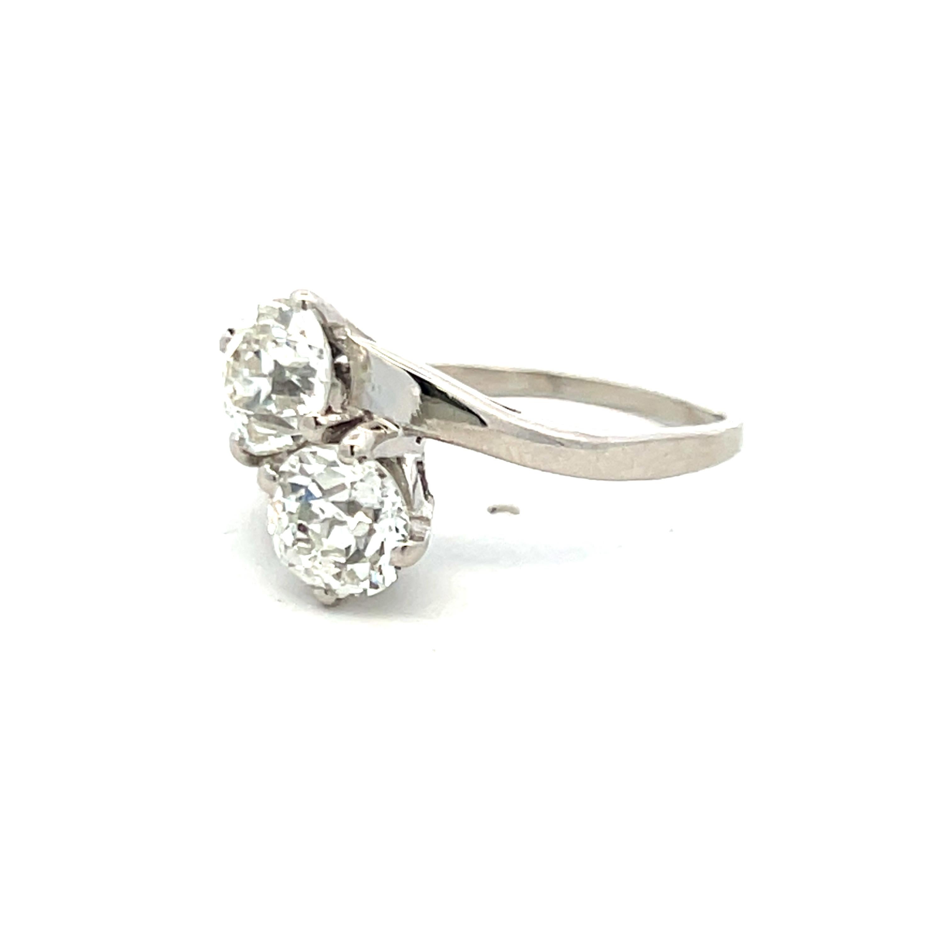 Anello a due pietre in platino da 2,94 carati con diamante vecchio taglio europeo I-J I1 In condizioni buone in vendita a New York, NY