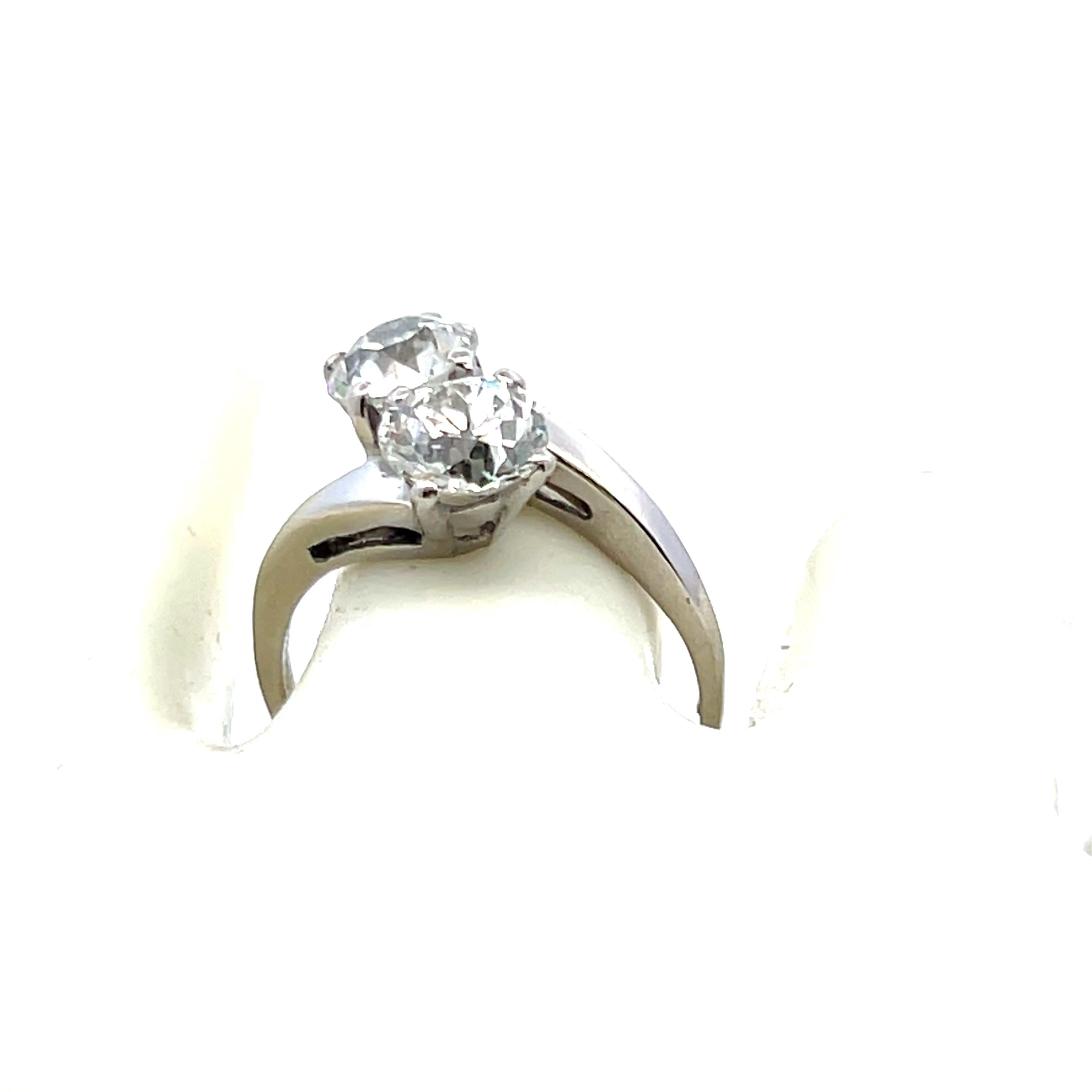 Anello a due pietre in platino da 2,94 carati con diamante vecchio taglio europeo I-J I1 in vendita 1