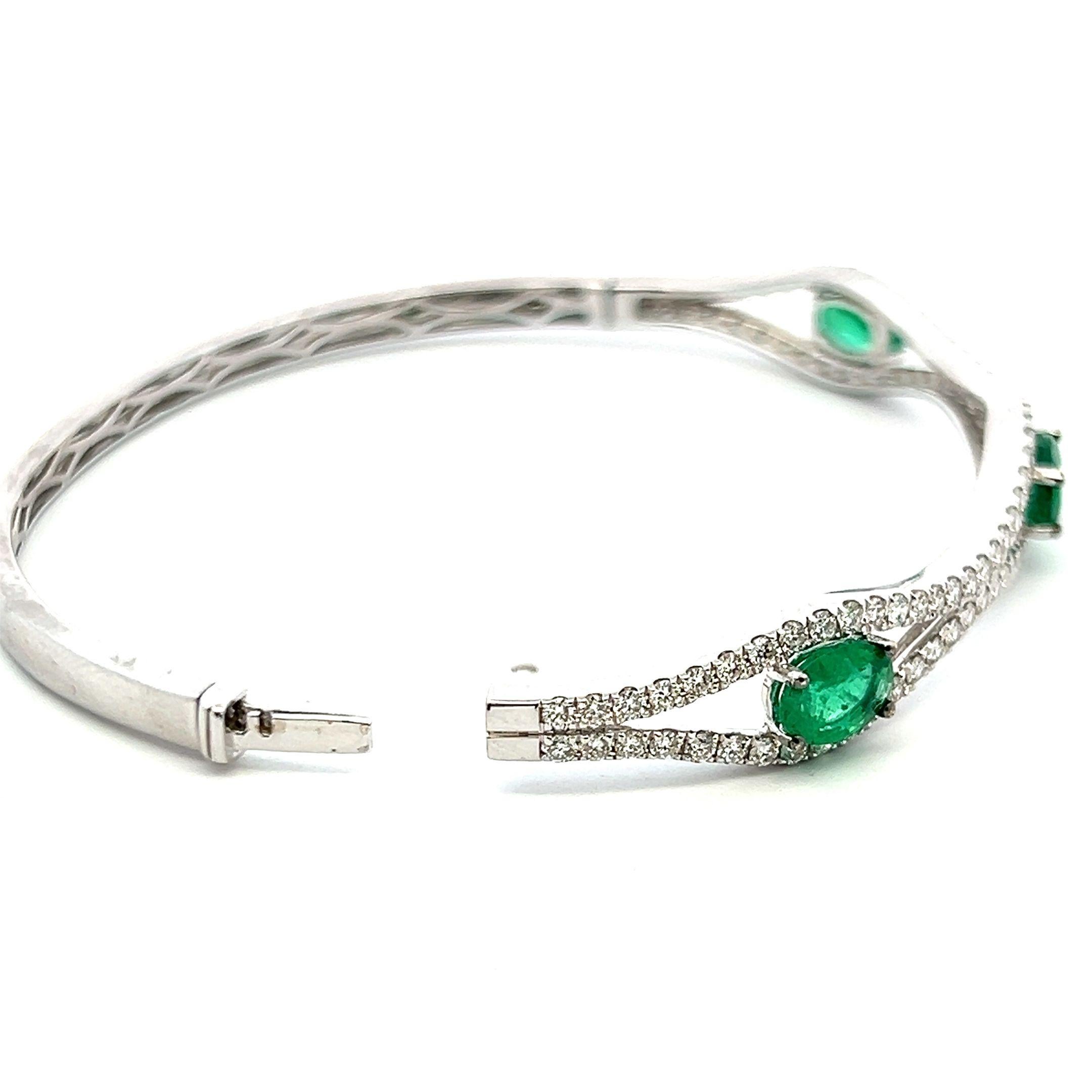 Titel:
2,94 Karat Runder Brillant G VS1 Diamant 2,25 Karat Ovalform Smaragd Weiß Platin Armspange Armband


Stil:
Armreif


Metall:
Weißes Platin


Edelstein 1:
2.25 Karat EMR


Anzahl von Steinen:
3


Die Form:
Ovale Form


Edelstein 2:
2,94 Karat