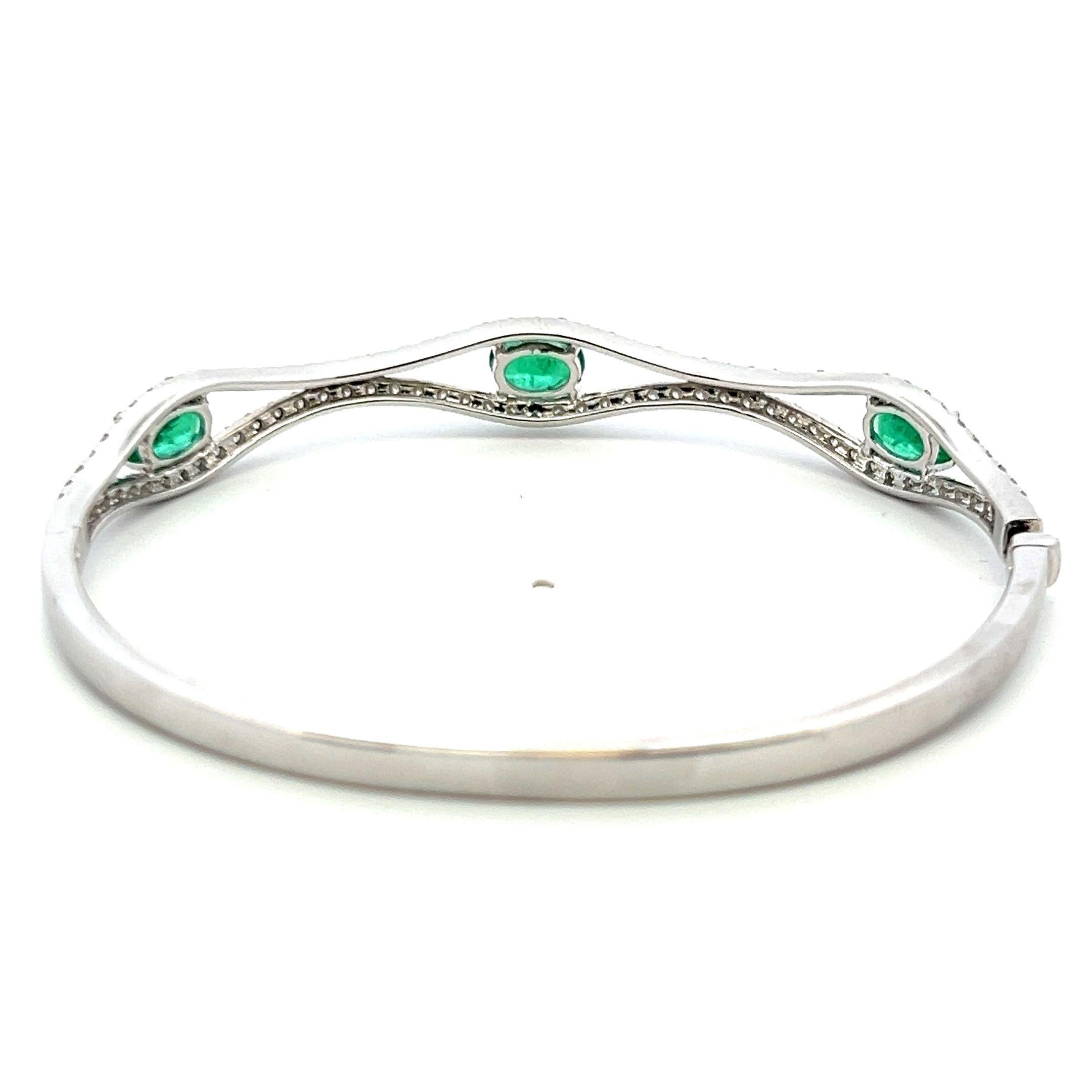 Armreif aus weißem Platin mit 2,94 Karat rundem Diamanten und 2,25 Karat Smaragd Damen im Angebot