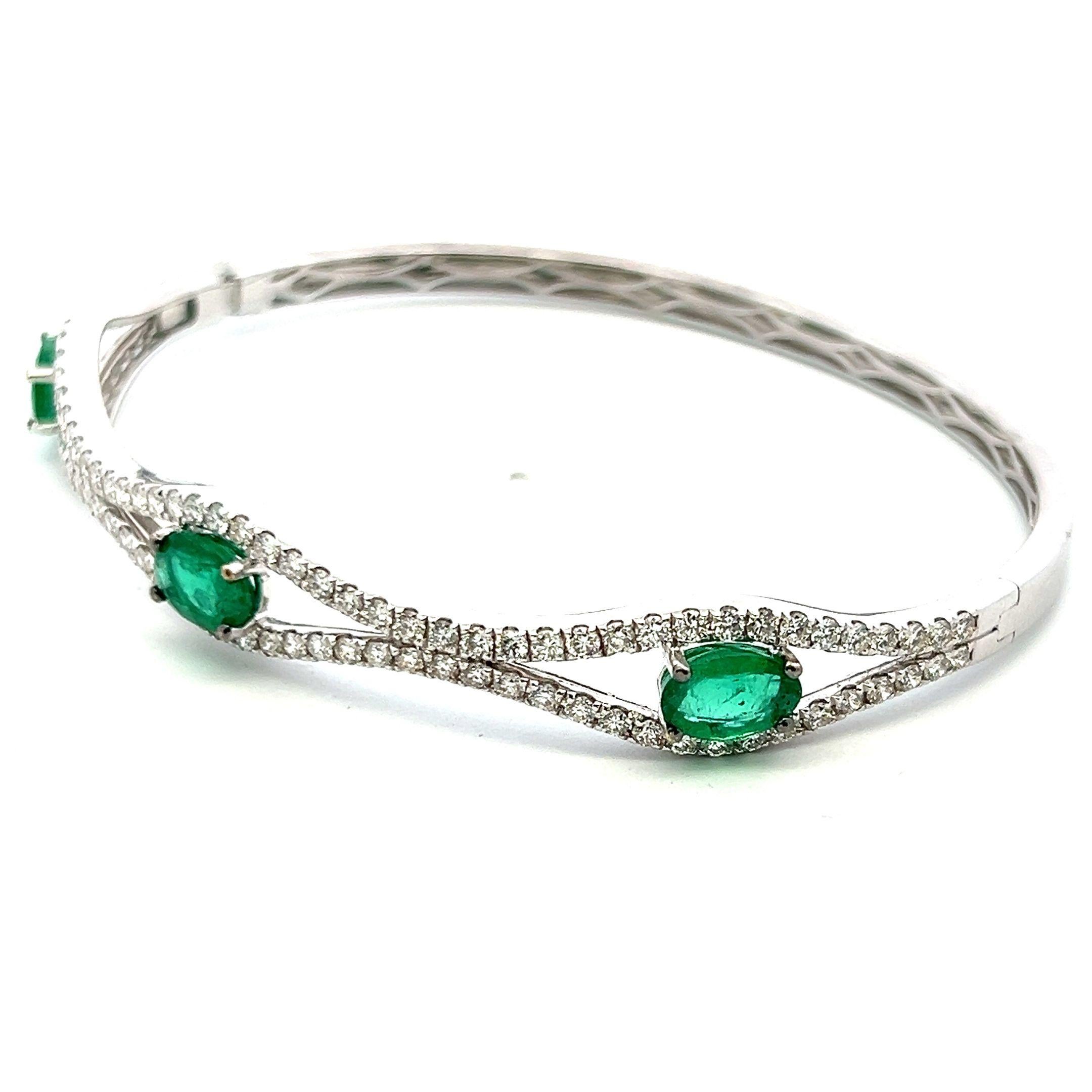 Armreif aus weißem Platin mit 2,94 Karat rundem Diamanten und 2,25 Karat Smaragd im Angebot 2
