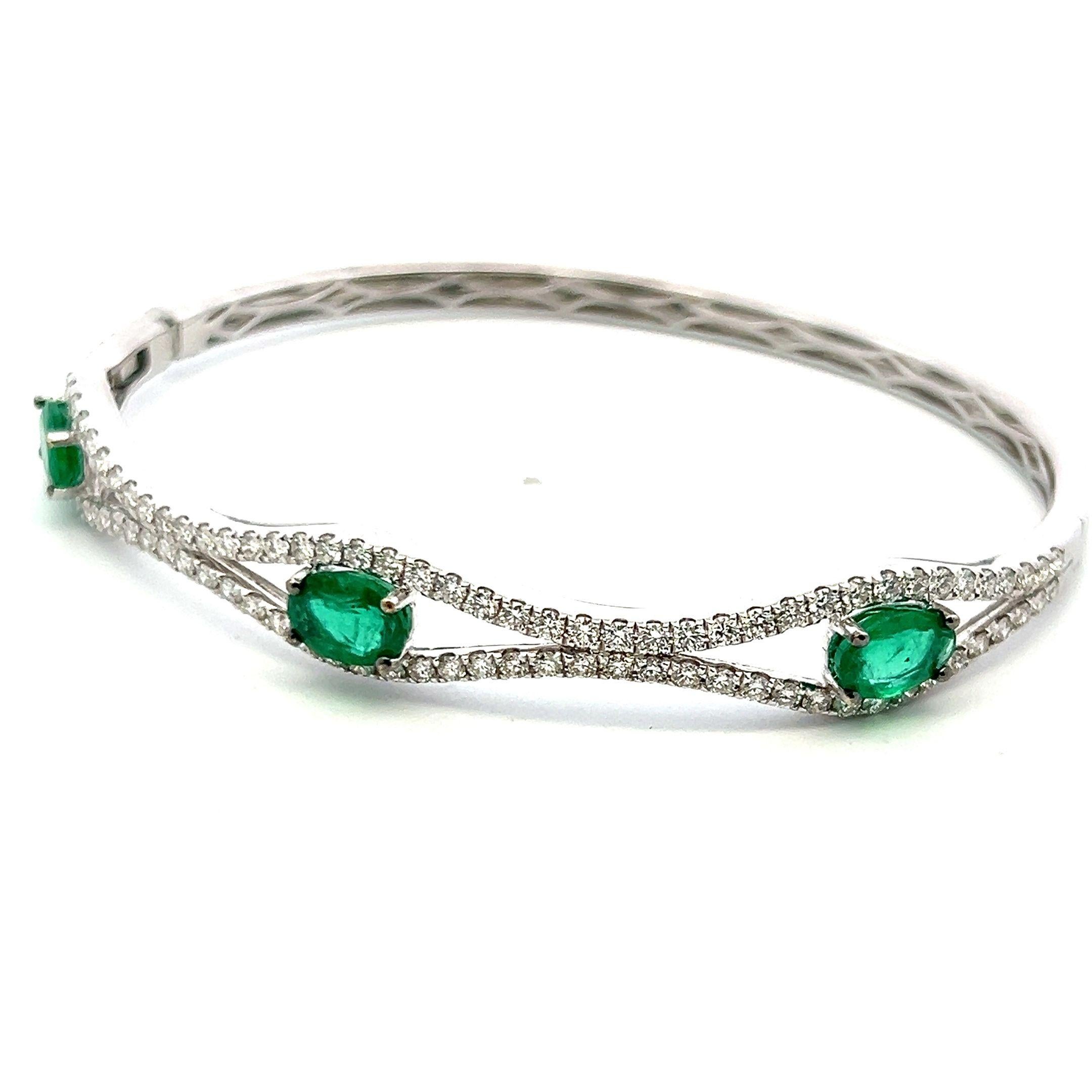 Armreif aus weißem Platin mit 2,94 Karat rundem Diamanten und 2,25 Karat Smaragd im Angebot 3