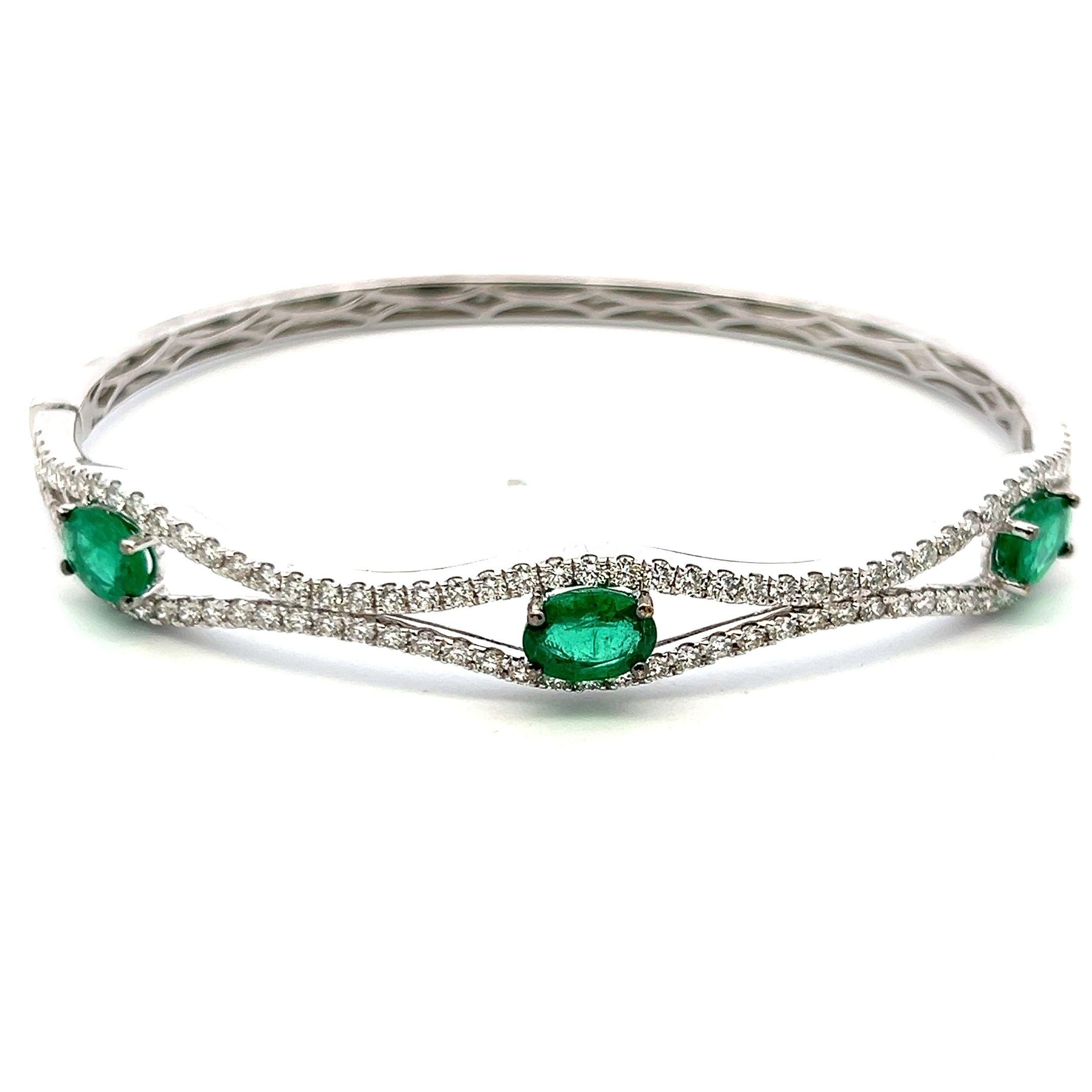 Armreif aus weißem Platin mit 2,94 Karat rundem Diamanten und 2,25 Karat Smaragd im Angebot 4