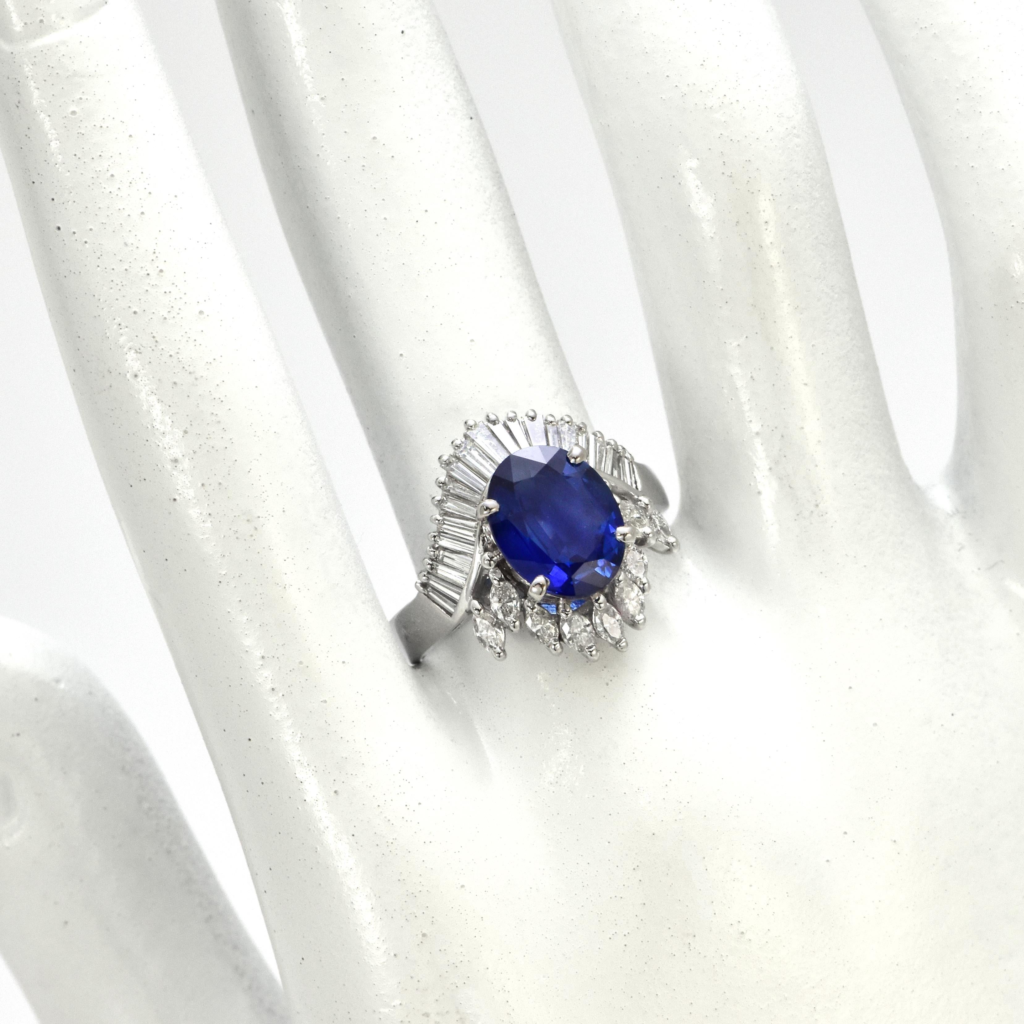 Anillo de Cóctel de Zafiro y Diamantes de 2,94 Quilates realizado en Platino en venta 5