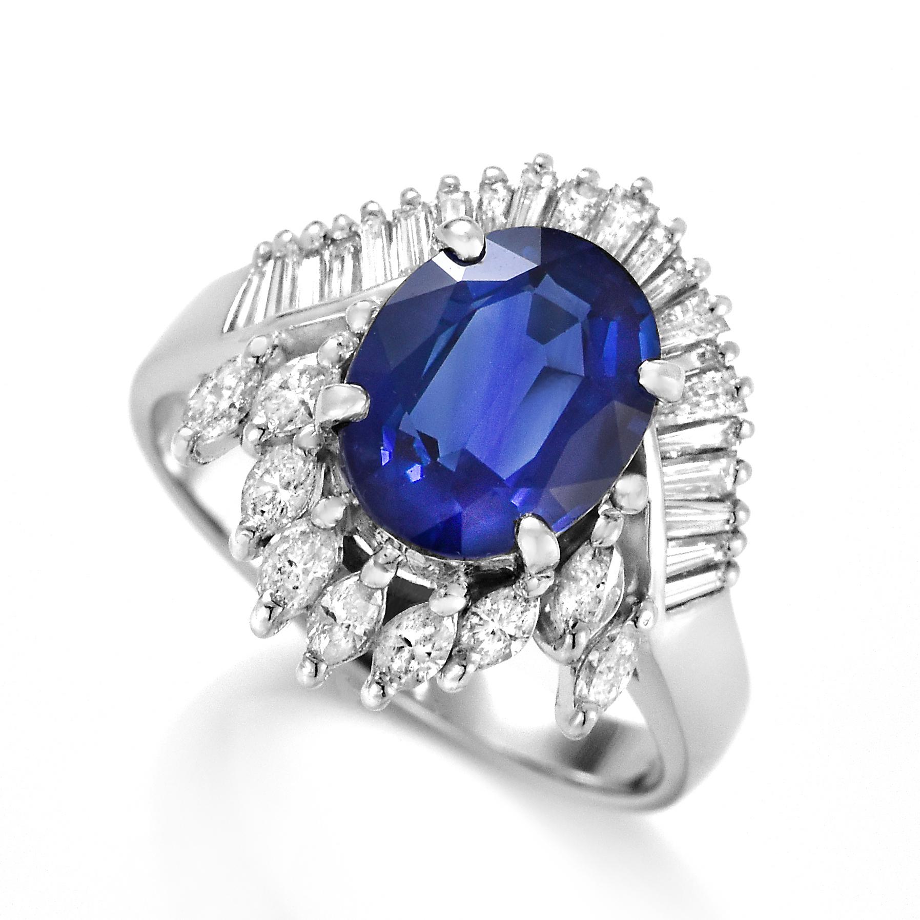 Un precioso anillo con zafiro natural de 2,94 quilates y acentos de diamantes de 0,96 quilates engastados en platino. Los zafiros tienen una durabilidad extraordinaria: destacan por su dureza, así como por su resistencia y durabilidad, lo que los