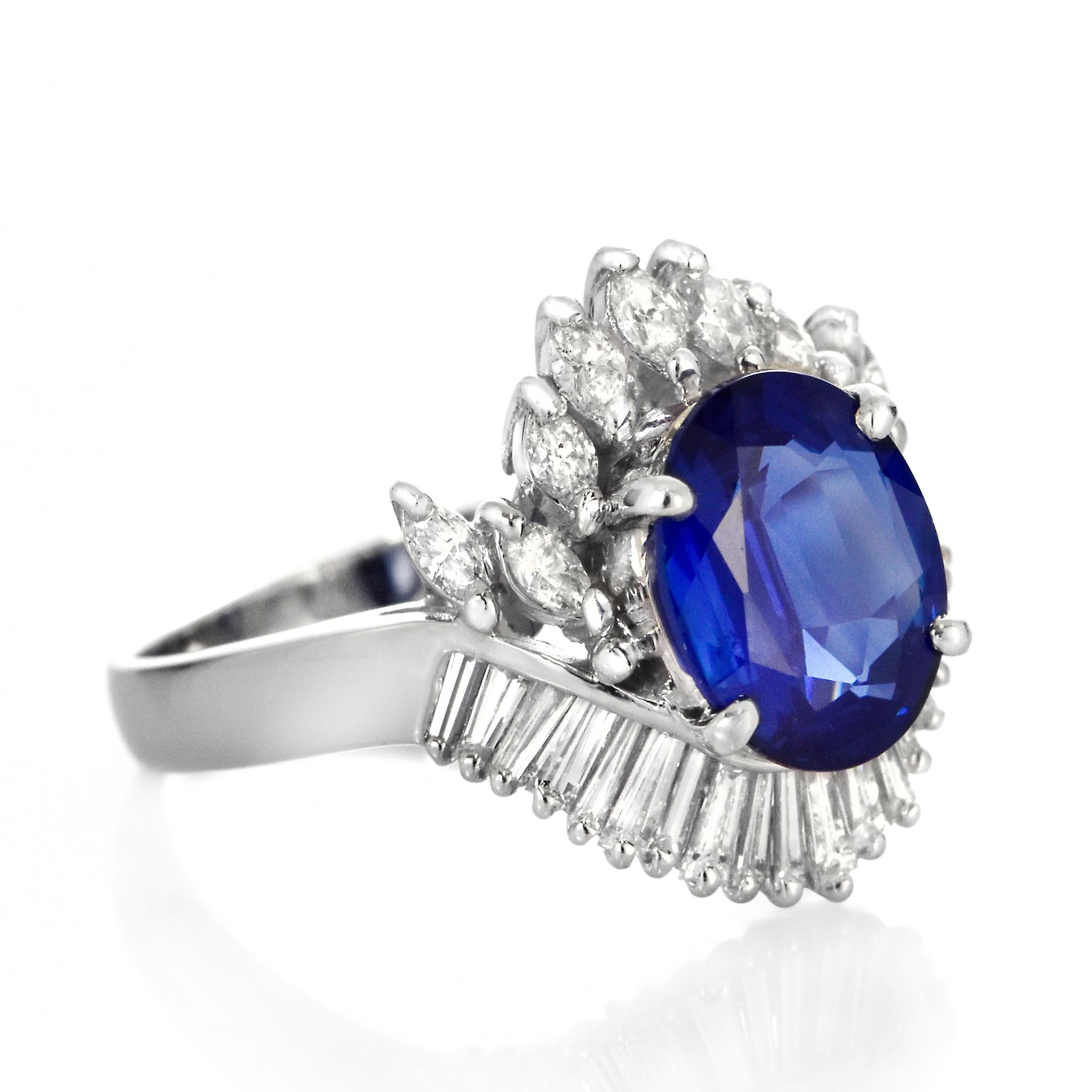 Anillo de Cóctel de Zafiro y Diamantes de 2,94 Quilates realizado en Platino Corte oval en venta