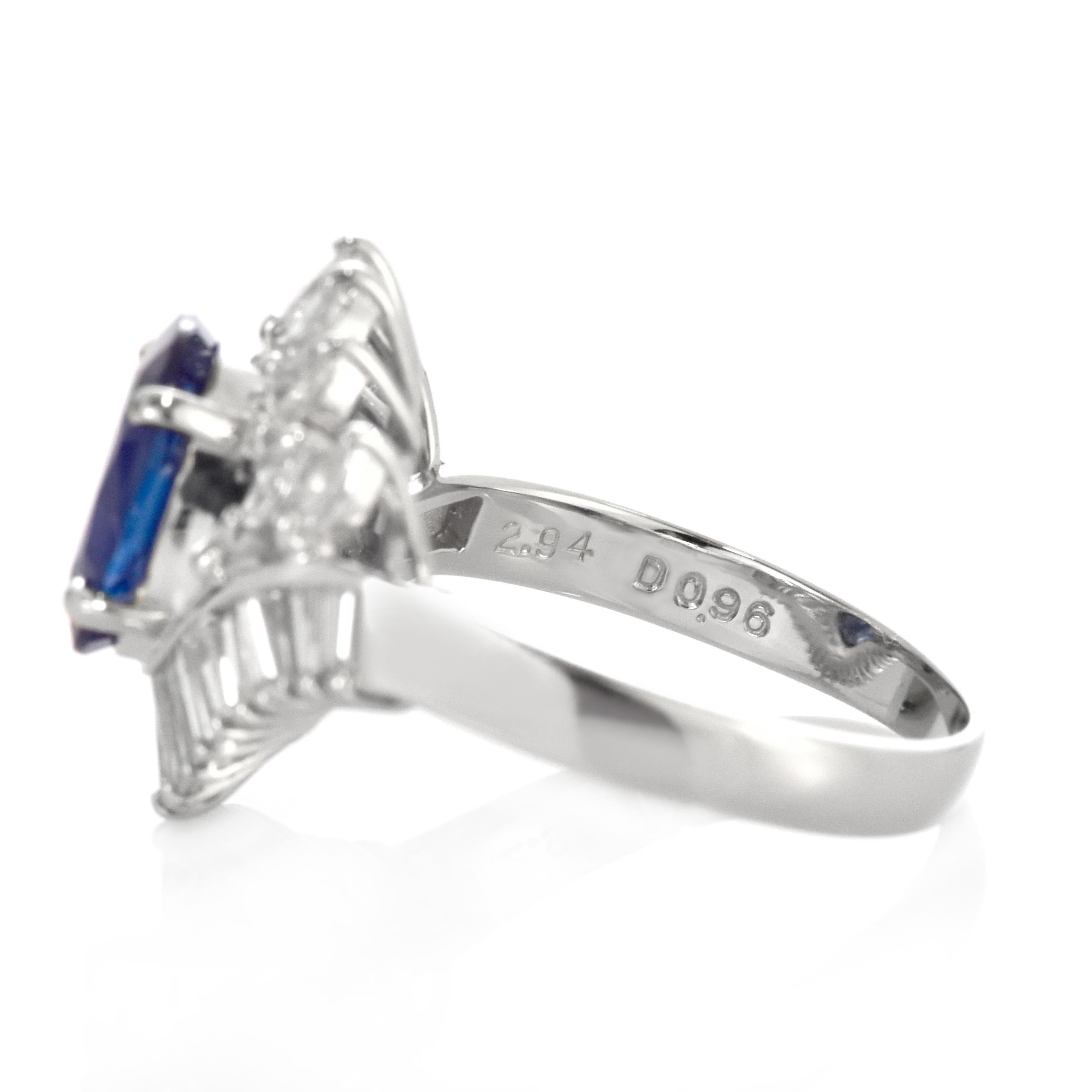 Anillo de Cóctel de Zafiro y Diamantes de 2,94 Quilates realizado en Platino en venta 2
