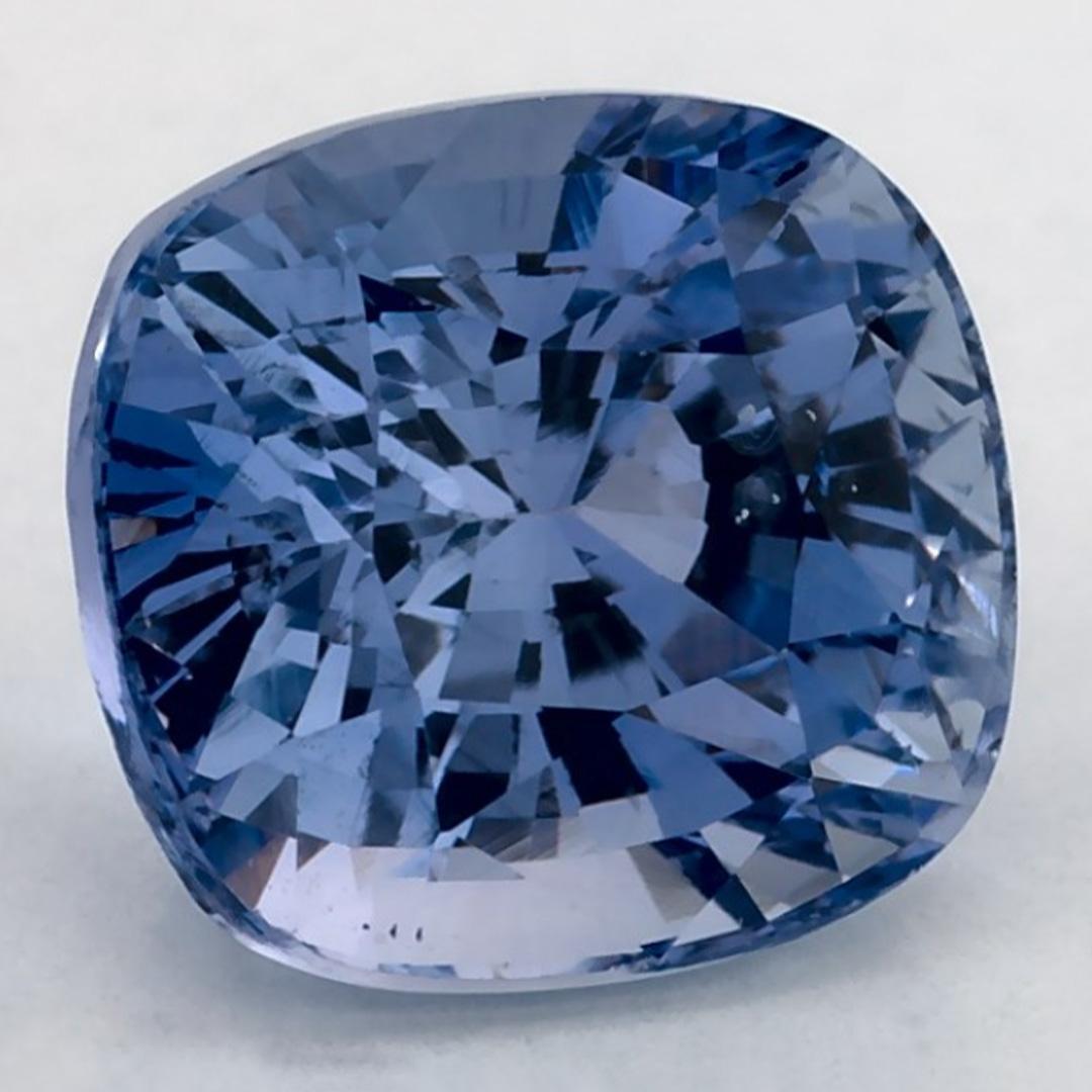 Questo zaffiro blu naturale offre eleganza e raffinatezza. Con la sua ricca saturazione del colore e il taglio preciso, è il centro perfetto per un anello di fidanzamento o un gioiello di lusso.

Questo zaffiro proviene dallo Sri Lanka (Ceylon),