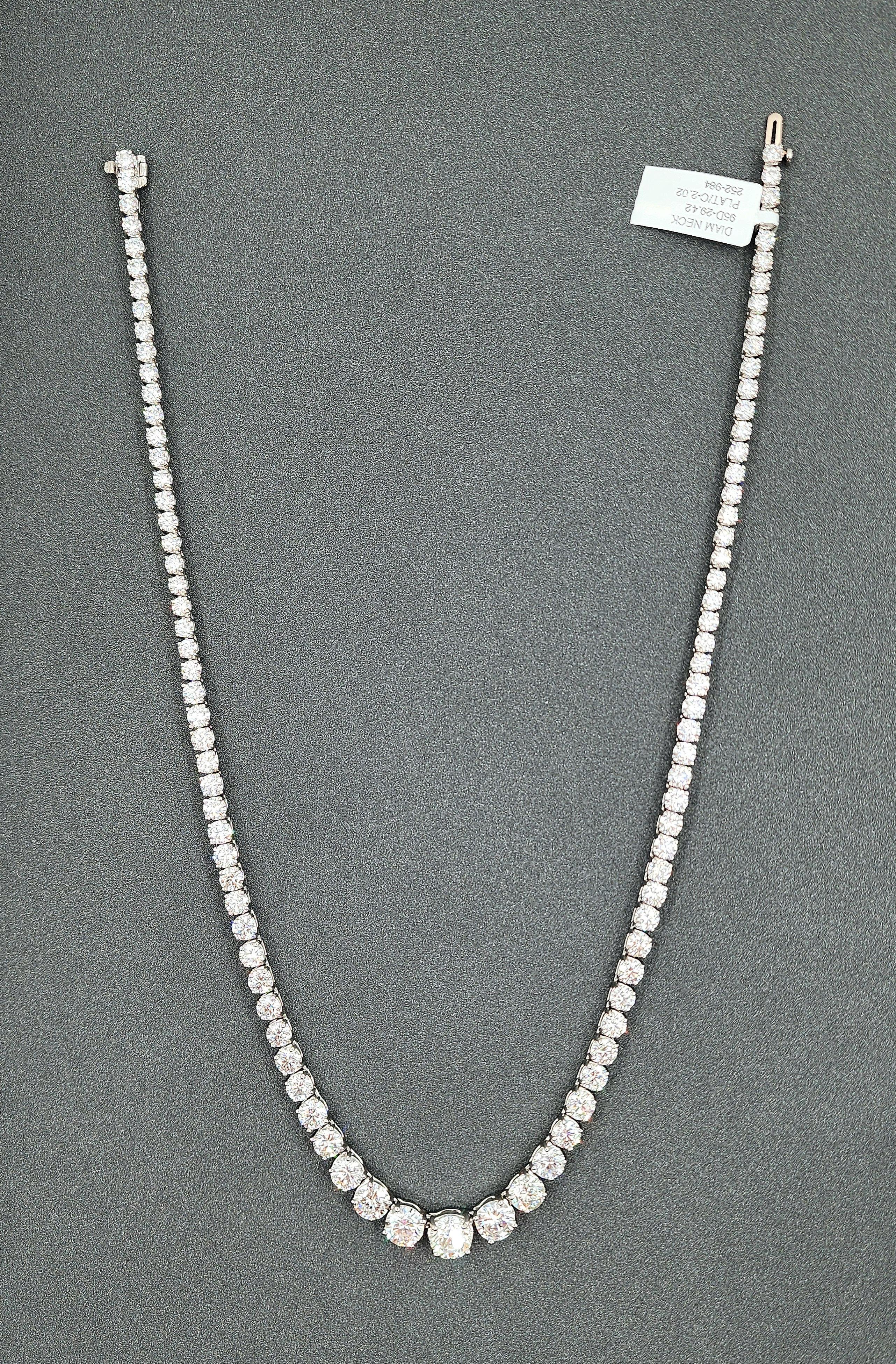 Ce superbe collier de tennis présente un mélange harmonieux de brillance et de sophistication. En son centre se trouve un diamant blanc de taille ronde de 2,02 carats, d'une pureté SI1/SI2 et d'une couleur I/J chaleureuse, rayonnant d'une beauté