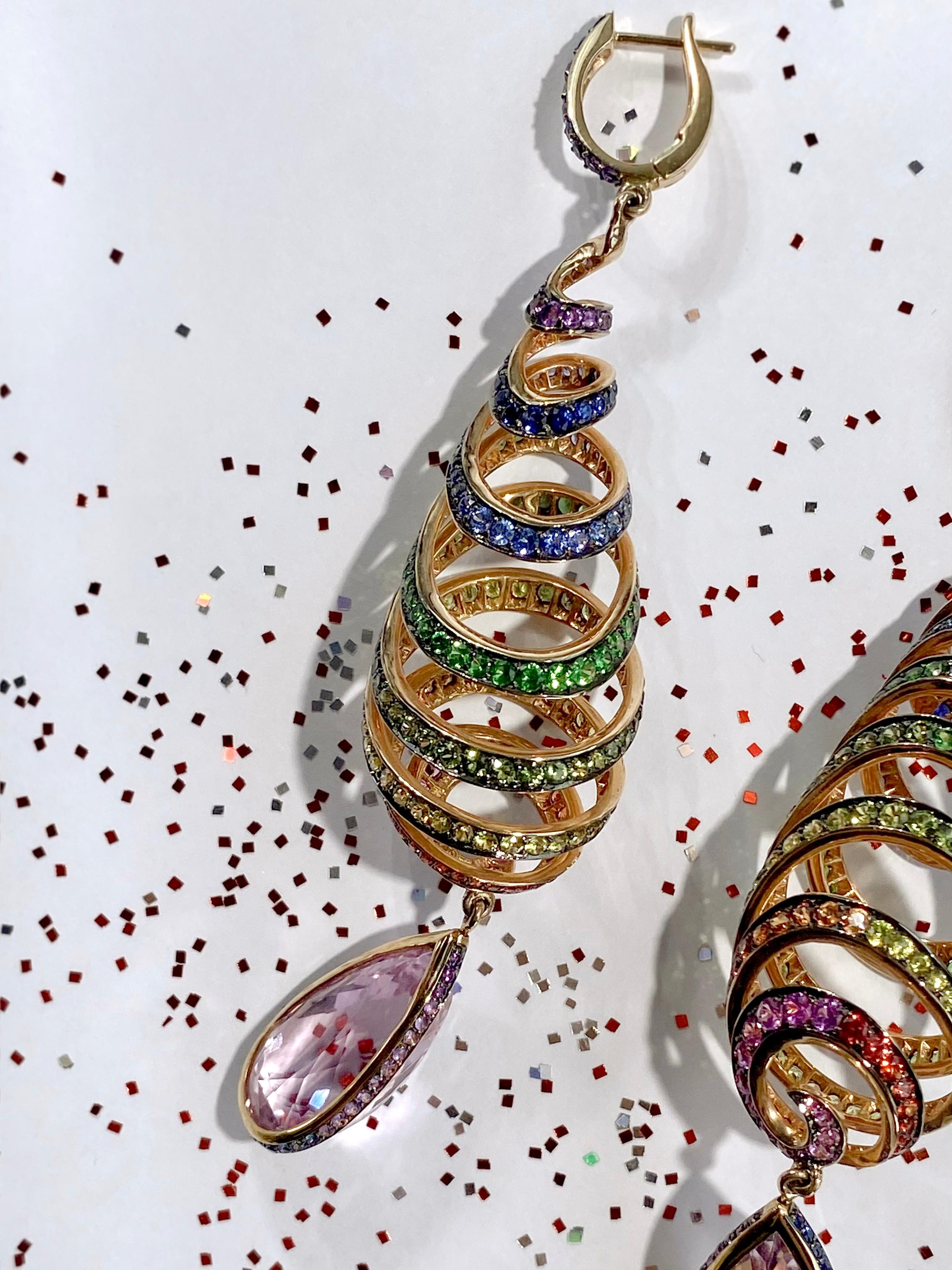 29,46 Karat Kunzit Spiral-Ohrringe mit Regenbogen natürlichen Saphiren in Roségold Damen im Angebot
